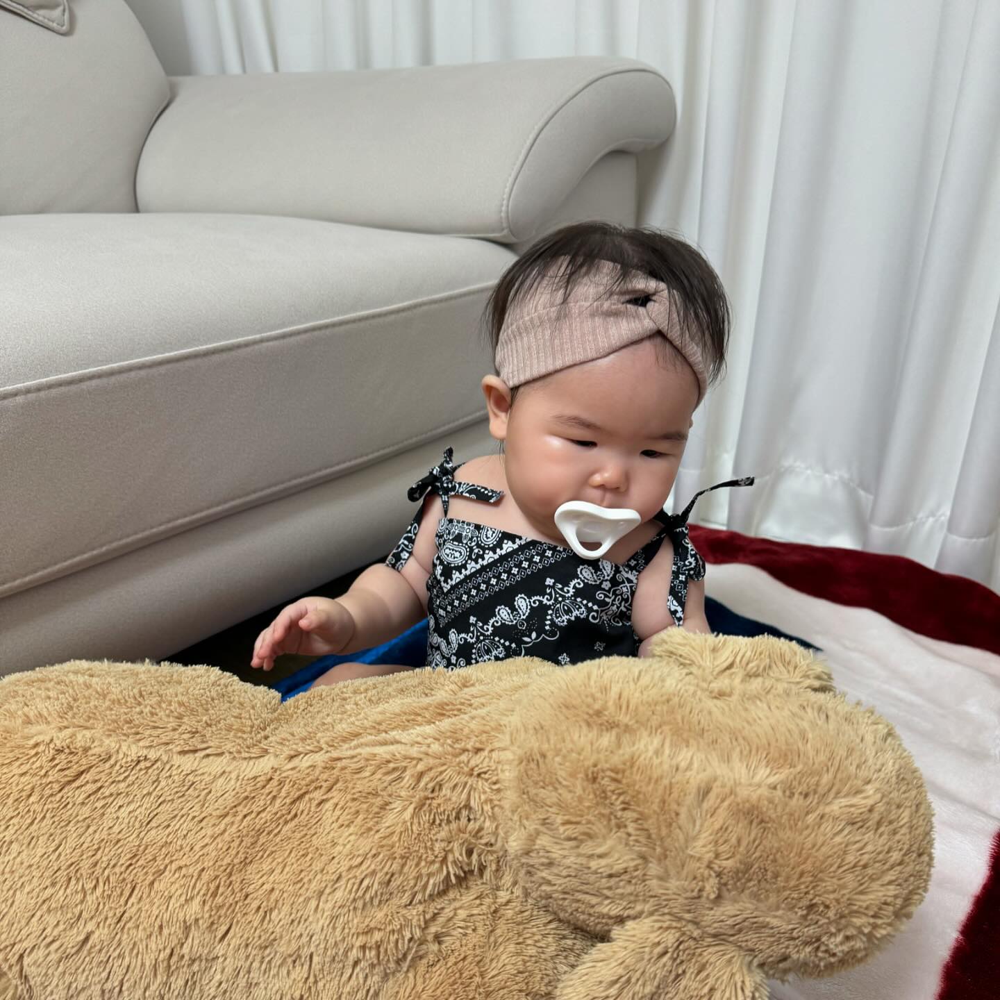 사랑둥이 양양이 🤍

요즘 낯가림 끝판왕인디, 이모 삼촌은 금방 친해져서
덕분에 엄마빠는 계획없던 파티까지 즐기고옴 ◡̎
따라다니느라 피곤하겠지만 엄마딸로 태어나서 어쩔수없셔(ㅋㅋ)
마지막엔 이모옷입고 귀가한 양하리뽀 ,,
오늘도 내일도 사랑햐 내새킹 ᰔ

#포항맘#포항맘육아#육아소통#흑토끼띠#딸랑구#일상#좋아요
