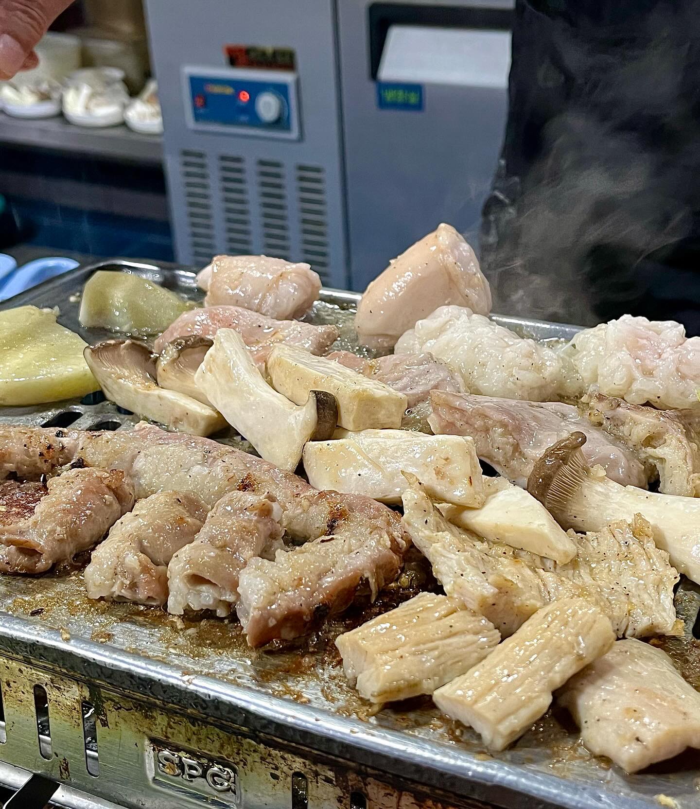 📌제주 노형 항상 웨이팅있는 제주도민 소곱창 
찐맛집#규태네양곱창 사장님이 곱에 진심인 곳…🐏

통통한 대창+ 곱도 듬뿍들어있는 곱창에
계속 먹어도 안질리는 소스 찍어먹으면
소주 순삭!!심지어 이모님이 앞에서 다 구워주셔서
먹기도 편한곳!!

여러가지 맛보고 싶은분들은 모둠으로 고르면 되는데 
구성은 양,곱창,대창,막창,차돌이 나온댱!
퓨리가  먹어봤는데 이중에서 제일 맛있었던 부위는 곱창과
대창! 고민되시는분들은 대창+곱창 섞어먹으면 입에 기름칠
제대로 할 수 있슘❗️

특히 규태네양곱창 소스가 제일 핵심인데!!!
구워진 곱창에 이 소스 푹찍어서 상추랑 부추무침에 같이 
먹으면 진짜…소주가 술술 들어간당 (바로 취하고싶음,,,)
이모님들이 다 구워주셔서 너무 편하게 먹을 수 있고
적절하게 맛나게 구워서 더더 맛있다는거..😋💓
먹으면서 신경쓸게 없어서 너무 좋구  부추무침도 떨어지면
바로 리필해주는 이모님들 센스 (베테랑이모들 가득해요)
곱창 어느정도 먹다가 느끼함 잡기위해 동치미소면 한그릇
먹어주면 아주 말끔살끔깔끔해짐!
소면은 슴슴한편이여서 동치미국물 찐한거 기대하면
별루일수 있어요

가게 내부에 테이블이 4인테이블2개와 다찌석테이블
몇개밖에 없어서 웨이팅이 있을 수 있지만
웨이팅하고 먹어도 후회안할정도로 완전 맛집!!
제주에서 곱창구이 맛집 찾는다면
규태네로 무조건 뛰어가세요 🏃‍♂️

————————————————————
📝 퓨리의 픽
🏷 양곱창모듬(600g): 70,000원
🏷 동치미소면 : 6000원
📍제주 제주시 노형동917-10
⏰ 영업시간 : 16:30-23:30
1(일요일 정기휴무)
🚘 맞은편 24시간 공영주차장
📞 064-747-6862
—————————————

#제주도맛집#제주맛집#제주공항맛집
#연동맛집#연동맛집추천 
#연동곱창 #제주시맛집#제주곱창맛집 
#양곱창#곱창구이#노형동맛집추천 
#퓨리_제주#규태네양곱창