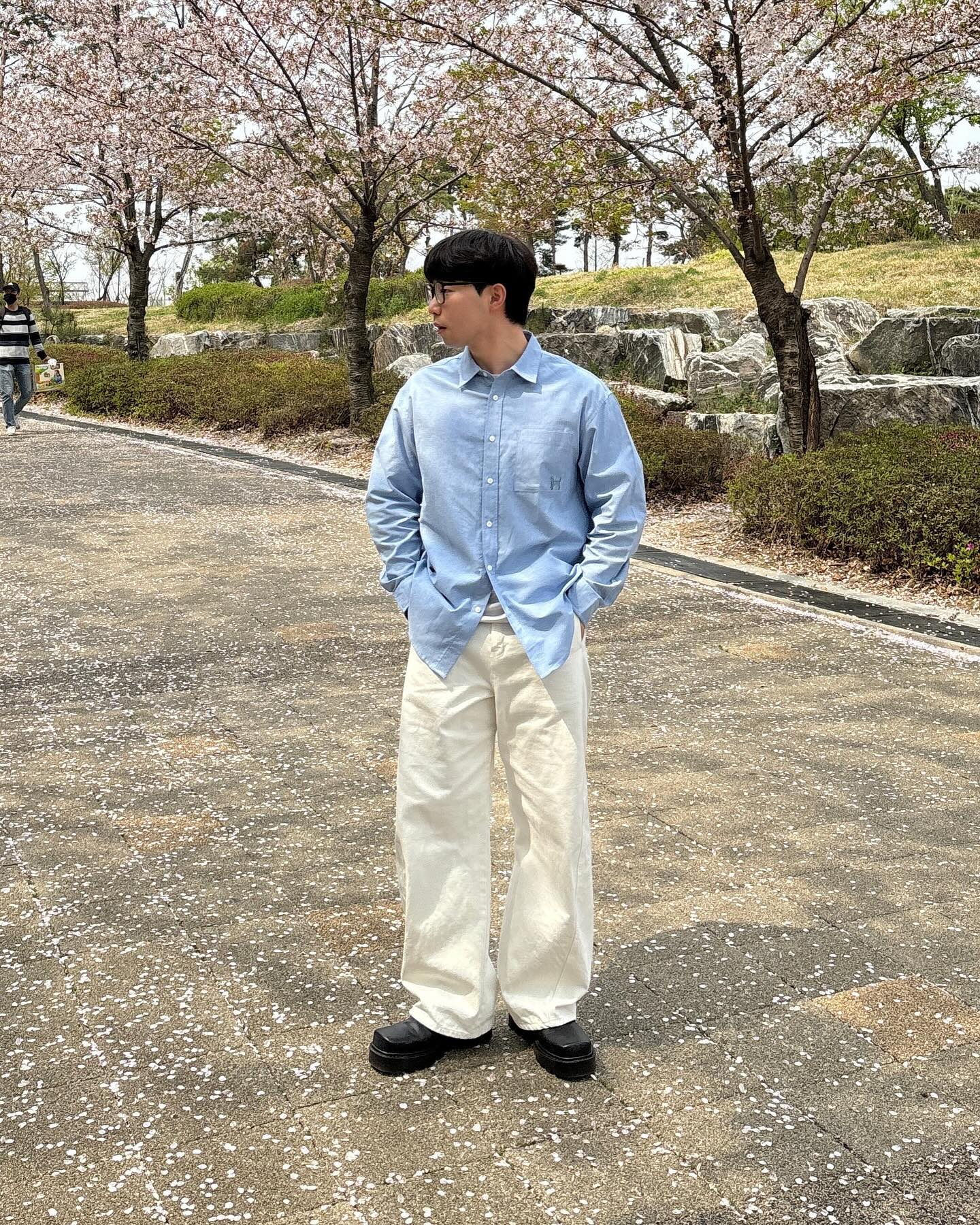 adhoc.official 베이직한 디자인에 편한 착용감, 또 너무 좋아하는 색감까지 애드호크 셔츠 최고🩵 벚꽃 지지마....🥹🌸
.
.
.
#adhoc #애드호크 #셔츠코디 #봄코디 #남자코디 #셔츠추천