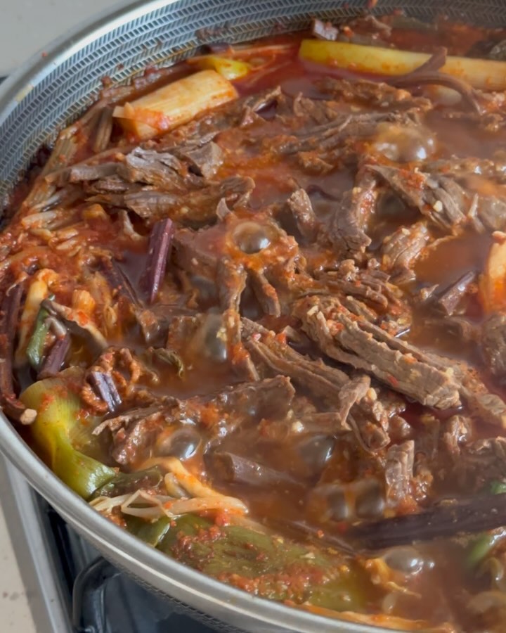엄마표 육개장 생각나서
양지머리에 고사리 숙주 넣고
바글바글 푹 끓였어요 

칼칼한맛 생각나 간을 보는데
달큰해졌지? 뭐가 문제였을까 
양지고기는 결대로 쭉쭉 찢어서 넣어
끓이니 고기는 언제나 항상 옳고 맛있음

암튼 페북 알림이 떳길래
뭔가 했더니 오늘이 결기더라고요,

시간 참 빨라 🔜

#육개장 #육개장맛집 #고사리 #숙주 #양지머리