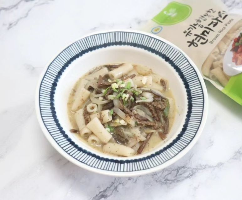 #협찬
예전에 먹어보고 반했었던 #명성제분#쌀파스타#현미파스타 는 국내산 쌀과 현미로 만들어져 아이부터 어른까지 함께 먹을 수 있는 건강한 파스타인데요.
밀가루를 드시면 속이 불편하신 분들에게 딱인 제품이라 파스타를 좋아하시는 분들에게 추천드리는 제품이랍니다.☺️☺️☺️

식감은 쫄깃하면서 쌀 파스타는 더 부드럽고, 현미는 더 고소함을 느낄 수 있어서 매력적이더라구요.

현미 파스타로 #들깨고사리파스타 를 만들고, 쌀 파스타로 #크림파스타 를 만들어먹었는데요.
건강하면서 쫄깃하고 떠먹을 수 있어서 넘 편하더라구요.

떡볶이를 만들면 파스타 안에 소스를 머금을 수 있어서 더욱 진하게 먹을 수 있을 것 같아서 만들어보려구요.😍😍
파스타를 좋아하신다면 국내산 쌀로 만든 명성제분 쌀파스타와 현미파스타 추천드리니 가족과 함께 드셔보시면 좋을 것 같아요.
​

#소화잘되는파스타#비건파스타#비건#홈스토랑#혼밥#저녁#점심#일상#자취요리#건강한#건강요리#간단한#간단한레시피#파스타칩#파스타칩만들기