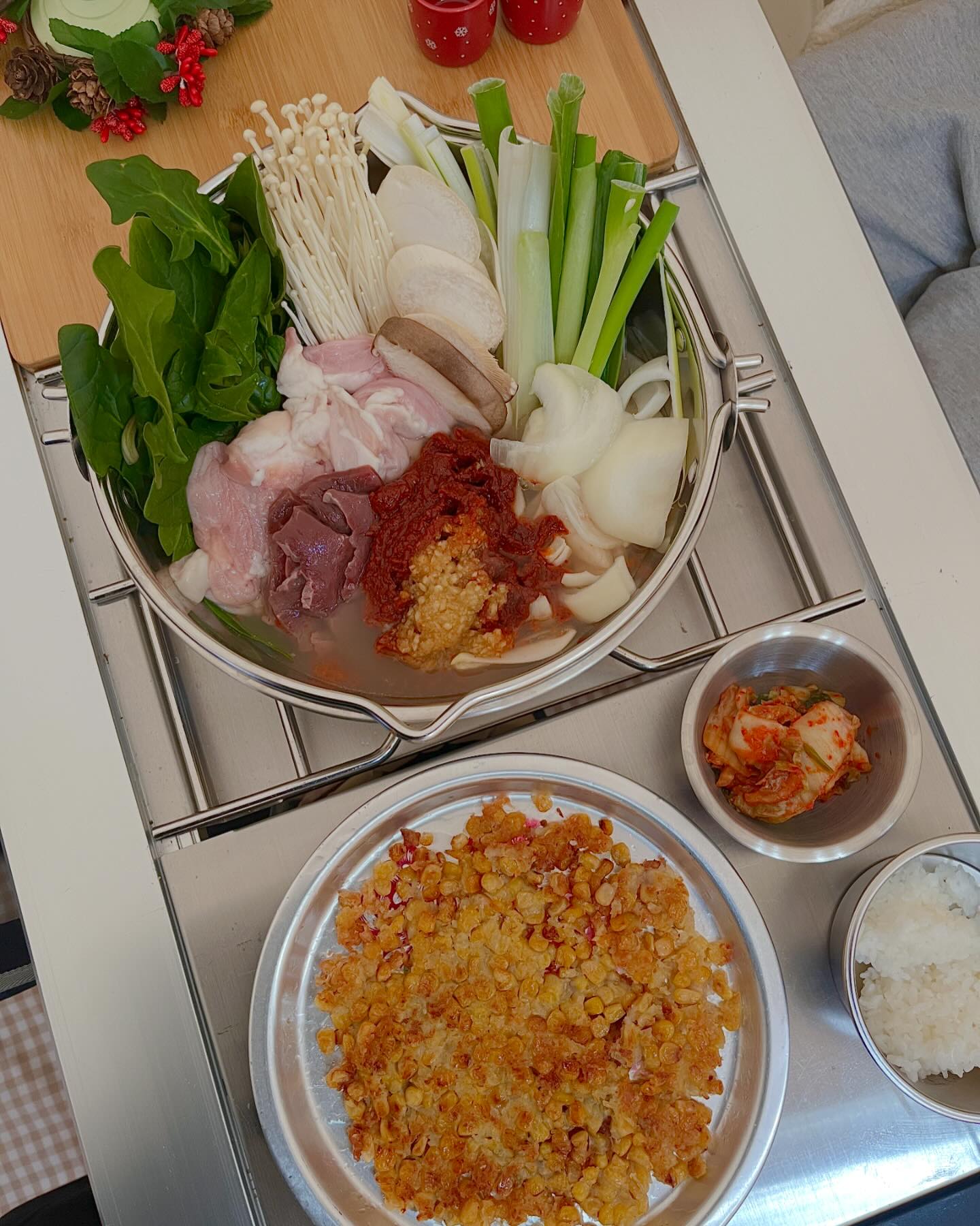 #제품제공

아침일찍 캠핑가도 텐트치고 정리하면
항상 점심시간이 지나버리곤하는데
그때 요리를 하려면 너무 배고프자나요🤣

그래서 저는 피칭하고는 밀키트를 먹는데
이번에 이벤트로 당첨된 #밀프레드 
#한우곱창전골 을 준비 해봤어요💗

재료들도 신선하고 2인분인데도
양이 어마어마한데다가 설명도
자세히 써 있어서 요똥들도 간편하고
맛있게 만들 수 있다는 거‼️

사실 재료에 시금치가 있어서
곱창전골에 어울릴까 했는데
이 시금치가 신의한수라는 걸 
먹어보고 알게 됫다지요 👍

거기에 사이드로 옥수수전이
크아... 미쳤다리미쳤다리 🌽
연유와 시즈닝을 뿌리면 ❗️
말 안해도 생각나는 그맛 아시겠쥬? 

점심으로 먹었는데 너~~무 생각나서
술도 한잔 해 버렸네요 ㅋㅋㅋㅋ

캠핑은 낮술인거 다들 아실꺼예요👌

맛도 칼칼하고 한우곱창이니 냄새 1도 없이
✔️맛있어서 다음에는 저녁에 꼭 먹어볼랍니다

meal_fred 밀키트 맛집 인정 🫶
.
.
.
.
.
.
.
.
.
.
.
.
.
.
#캠핑#camping#클캠#미리클캠#크리스마스캠핑#장박#장박지#장박캠핑#장박클캠#캠핑메뉴#캠핑음식#캠핑요리#캠핑먹방#캠핑한끼#곱창전골#밀키트#밀키트추천#밀키트밋집#요리#음식#캠핑푸드#캠핑소통