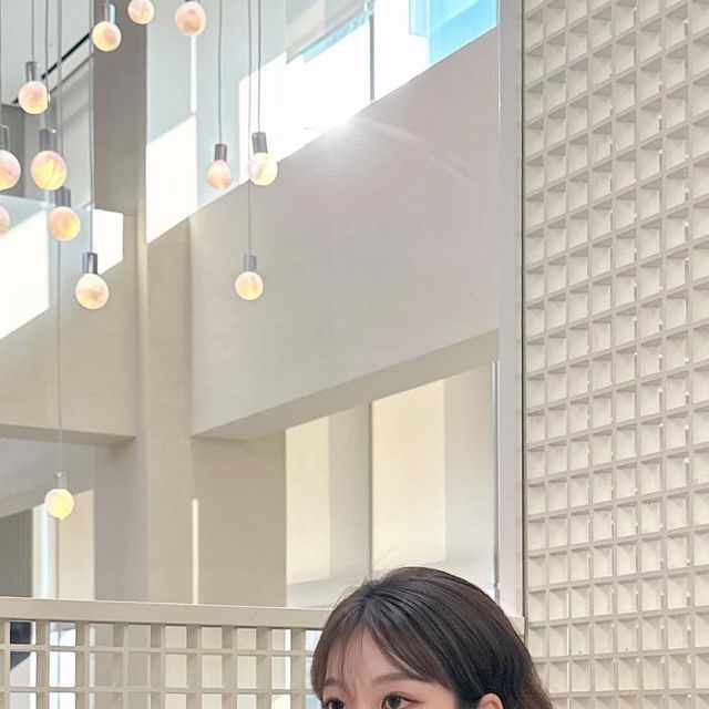  지이🤍 on Instagram: "#광고
@1rony9orno_official 

포근했던 날씨엔 
아이러니포르노의 <유니섹스 퀄팅 패딩 베스트>
가볍게 입기 딱 좋았어요 ☺️

POLY 100% 소재의 루즈핏 조끼에
소프트한 터치감이 넘 좋은 제품으로
사무실에서 실내에서 가볍게 데일리로 입을 수 있답니다 💫

당분간 포근한 날씨 계속된다니 
넘 좋아용 〰️😎

.
.
.

#아이러니포르노화이트라인  #아이러니포르노 #남여공용  #풀아우터 #데일리룩 #패딩추천  #패딩  #숏패딩 #パンツ  #outer  #패딩조끼 #패딩조끼코디 #패딩조끼추천"