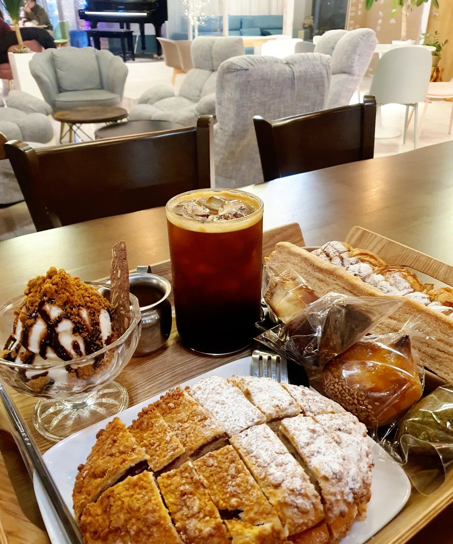 #팔당카페 

남양주_ 🥖 "하탐베이커리카페" 

팔당댐쪽으로 드라이브갔다가 #뷰맛집 #빵맛집 핫플🔥 " #하탐베이커리카페 "에 다녀왔어요~😊 

매장이 굉장히 넓고 화사하니 샤방샤방한데다가, 통창이라 한강뷰도 넘나 잘보이는 _하탐베이커리카페_
벌써 입구에서부터 맛있는 향이 물씬 풍기더라구요.
최애 빵인 맘모스빵이랑 시나몬롤, 시나몬파이 등 먹어보고싶었던 빵들이 다 있어서 
빵수니는 넘나 행복행복~ >_<
빵들이 너무 달지도 않고 촉촉 부드러운 게 정말 맛있더라구요~!! 
계속 손이 가는 맛~❗️ 

저녁에 갔더니 빵도 거의 다 품절되고 넘 보고싶었던 북한강뷰도 안보여 조금 속상했지만 
빵들이 다 너무 맛있어서 금방 잊어버린~😍 

되도록이면 낮 시간대에 빨리 가야 뷰와 베이커리를 다 즐길 수 있으니 
가실 분들은 무조건 낮에 가시기를 추천💢드려요!! 
다음엔 저도 일찍 가서 멋진 한강뷰와 맛난 빵들 더 맘껏 즐기다 오려구요~‼️💯
.
.
.
.

🏠 주소 : 경기 남양주시 와부읍 팔당로 155-6 (팔당리) 3층
#팔당역카페 #팔당댐카페 #남양주대형카페 #남양주베이커리카페 #남양주카페 #한강뷰카페 #뷰좋은카페 #베이커리맛집 #협찬 #리뷰노트 #남양주대형베이커리카페