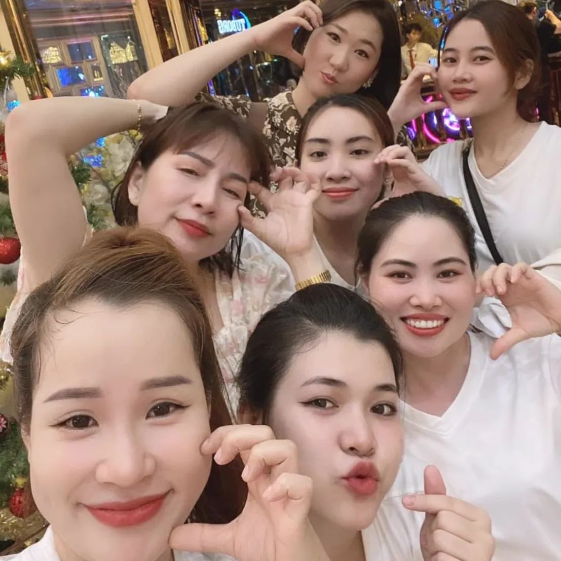 #한미페이스워시
베트남 한미 페이스 워시 직원들과 ❤️ 
벌써 보고싶어 이쁜이들아~♡
행복하고 즐거웠습니다.
열정으로 따라와준 이쁜이들 고마워 😊 
.
교육이 궁금한 분들은 isabelbeauspa 
.
#베트남뷰티샵 #베트남피부관리 #베트남에스테틱 #베트남출장 #k뷰티 #vietnam #hanmifacewash #hanmicosmetics #한미화장품 #한미양행