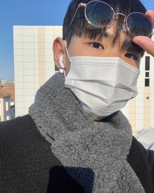 패션맛집 메모 on Instagram: "#협찬 
우리의 눈을 생각하는 마음, 우리의 눈은 항상 피곤하다! 😶‍🌫️

우리가 자는시간 말고는 모두 눈이 움직이고 인식을 하기 때문에 그만큼 눈에 피로도가 정말 많이 쌓이게 되는데요! 우리의 눈을 생각하는 마음으로 꼭 필요한 안경이라고 생각이 들더라구요🙆🏻‍♂️

가볍고 깔끔한 첫 시작 “데일리 라인”
-데일리 라인은 누구나 자연스럽게 어울리는 심플한 디자인과 무게감을 줄인 가벼운 소재로 이루어져 매 순간 편안함을 경험 해보실 수 있는 라인입니다🙆🏻‍♂️

홀로리스 데일리 라인 am 09:22 RGD
-너무 귀엽고 어려보이게 만들어주는 안경으로 저처럼 컴퓨터나 휴대폰 빛을 많이 보는 사람에게 꼭 필수인 블루라이트 안경입니다! 확실히 착용하고 작업을 하니까 안경 자체가 가볍기도하고 눈의 피로도가 싹 없어지는 느낌이더라구요🙆🏻‍♂️

-홀로리스 데일리라인은 추가금 없이 블루라이트 차단 렌즈 업그레이드가 가능하답니다!🙆🏻‍♂️

#협찬 #안경 #홀로리스안경 #가벼운안경 #블루라이트차단안경 #티타늄안경 #여자티타늄안경 #남자티타늄안경 #솔텍스안경"