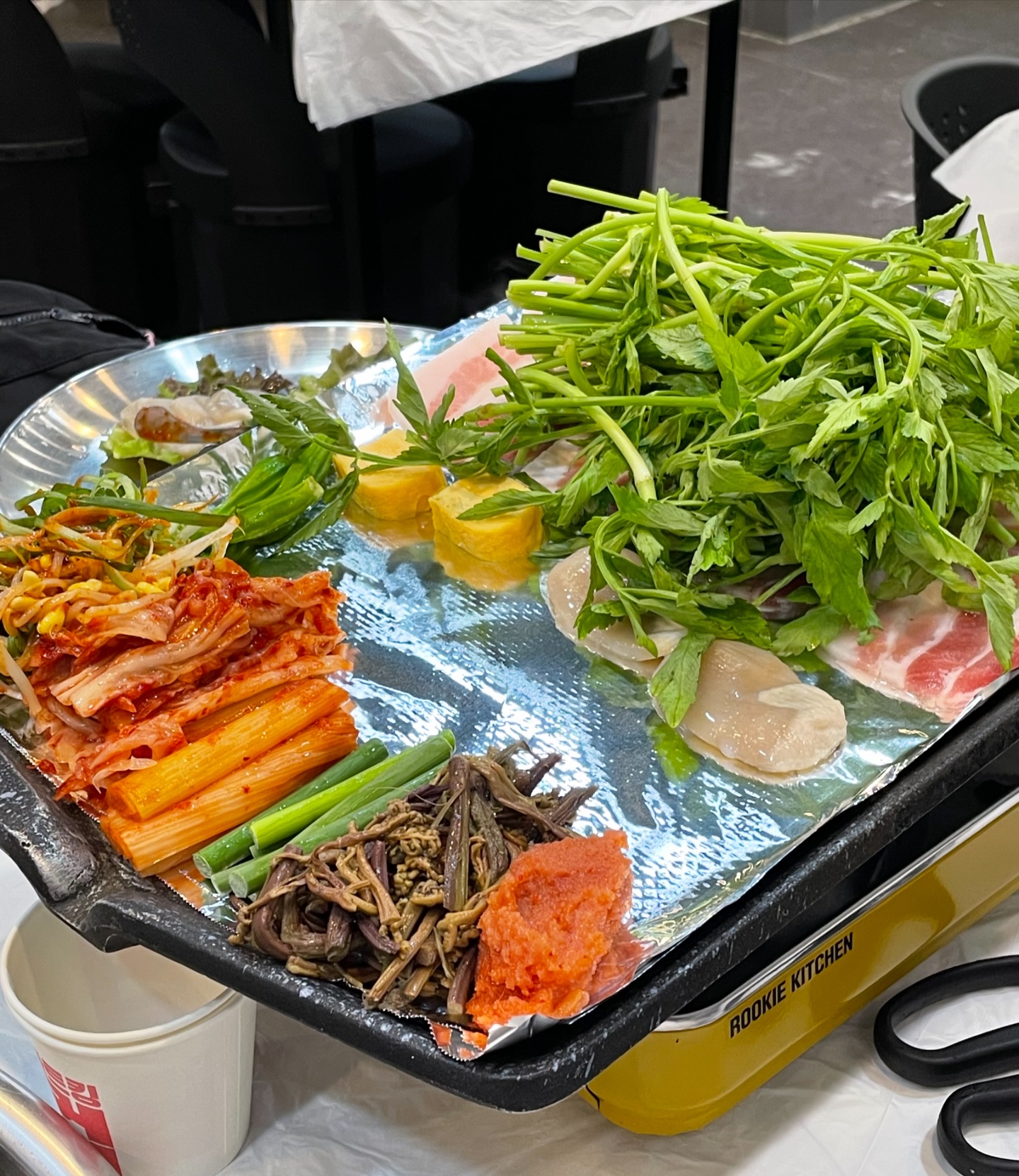 #협찬 [71번째 식탁] 빛나는 미나리 식당
: 향긋한 미나리랑 돼지고기 한 쌈!

군자역에 위치한 #빛나는미나리식당 에 다녀왔습니다!

=menu=
흑돈삼합(냉삼+관자구이+쭈꾸미) 45,000 원
직화볶음밥 3,900 원
음료수 2,000 원
공기밥 2개 2,000 원
========

화려한 입구와 엄청 시원했던 내부.. 불판 때문에 더울일은 없었습니다!

저희는 흑돈삼합을 주문했고요, 둘 다 일을 하고 왔던지라 너무 배고파서 공깃밥도 2개 주문했습니다!

직화쭈꾸미는 조리되어 나오는데 진짜 불향이 그득그득해서 너무너무 맛있었습니다!

쭈꾸미 자체도 야들야들하고 맛있게 매콤해서 밥에 비벼먹고, 깻잎에 쌈사서 먹으니 너무 맛있더라고요.

옆에 불판으로는 냉삼, 관자, 미나리, 각종 야채, 김치 등을 구웠고, 역시 고기기름에 구워지는 야채들이란..ㅠㅠ

초반에 주셨던 물통과 사이다는 옛날 감성 뿜뿜이었고, 반찬 구성 자체도 할머니 집에 가면 딱 보는 쟁반과 그릇에 담아주셨는데 너무 정겹고 좋았습니다.

특히 미나리 향이 너무 좋아서 고기 뿐 아니라 쭈꾸미랑도 잘 어울렸으며, 특제 양념소스에 찍어먹으니 새콤 달콤 맛있었습니다.

이곳 지하철 역과는 조금 떨어져 있지만 정말정말 맛있었고, 레트로 감성 충만 인테리어도 돋보여 다시 가고 싶은 맛집으로 추천합니다!

=================================
🚘 서울 광진구 중곡동 41-17 1층. 빛나는 미나리식당
⏰ 매일 16:00 ~ 24:00 (23:00 라스트오더)

#협찬 #중곡동맛집 #중곡동삼겹살 #중곡동쭈꾸미 #직화쭈꾸미 #미나리삼겹살 #군자역맛집 #레트로 #리뷰노트