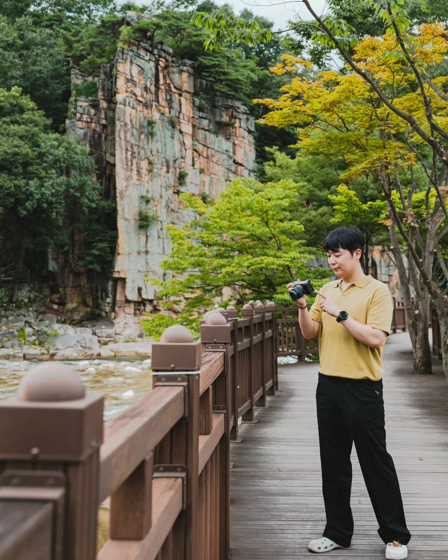 #협찬 #소니 
sony_alpha_creator 
sonykorea

비오는 궂은 날씨에도 원핸드 풀프레임카메라 a7c2와 함께 단양을 다녀왔어요
무덥고 습해서 그런지 조금만 걸어도 땀이 나더라구요
가벼운 a7c2와 번들렌즈면 여름에도 부담스럽지 않게 다닐 수 있었습니다.

7스탑 5축 손떨림방지 기능을 이용해 장노출로 
시원한 계곡과 보기만해도 웅장한 사인암의 풍경도 담고
저조도 환경인 수양개빛터널의 모습도 담아봤습니다. 

단양 전망대인 만천하스카이워크에서
녹진한 여름 단양 풍경, 그리고 마늘로 유명한 구경시장을
3300만화소의 선명함으로 담아볼 수 있었습니다.

원핸드 컴팩트 풀프레임 카메라 a7c2에 빠진 요즘
여행의 재미를 한 층 더 느끼고 있답니다.

소니와 함께한 사진 스팟들을 공유합니다!

1️⃣~3️⃣ #사인암
📌충북 단양군 사인암2길 42 청연암

4️⃣~6️⃣ #만천하스카이워크
📍주소 : 충북 단양군 적성면 옷바위길 10 만천하스카이워크 매표소
⌚시간 : 09:00 - 18:00 

7️⃣ #단양구경시장
📍주소 : 충북 단양군 단양읍 도전5길 31 도전리시장

8️⃣~9️⃣ #수양개빛터널
📍주소 : 충북 단양군 적성면 수양개유적로 390
⌚14:00 - 22:00 / 화휴무

🔟 #다누리아쿠아리움
📍충북 단양군 단양읍 수변로 111 다누리아쿠아리움
⌚09:00 - 18:00 / 월휴무

#알파크리에이터 #알파크리에이터1기 #풀프레임카메라
Photo by #A7C2

#소니이미지갤러리 #단양여행 #단양 #헤드위그의여행소식지