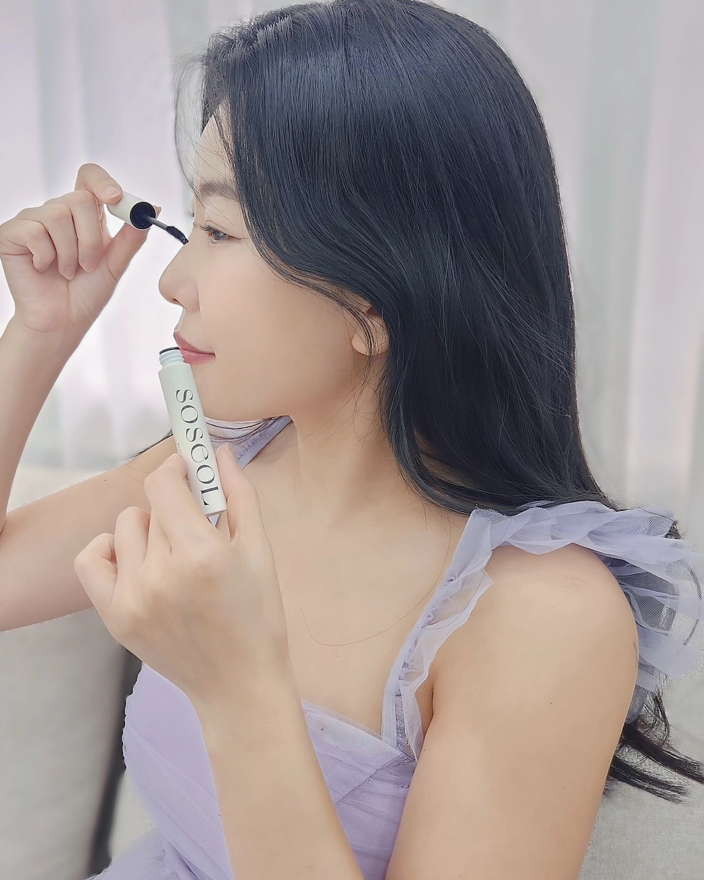 #협찬 #블랙속눈썹영양제
soseol_cosmetic

왜 그럴때 있잖아요~
-가볍게 메이크업 하고 나가고 싶은데
눈매는 선명하고 싶고 근데 또 마스카라는 부담스러울때
-또는 연정이나 펌을 많이해서 속눈썹 컨디션이 안좋아져
한동안 마스카라 사용을 못할때

이럴때 블랙속눈썹 영양제가 참 좋은거 같아요🖤🖤

블랙색소가 마스카라처럼 인공색소가 아닌
100% 숯가루로 이뤄져 있어서 눈에 자극도 없고
물로만으로도 잘 지워진답니다

속눈썹 영양에 좋은 프랑스산 특허성분에
12가지 속눈썹에 좋은 펩타이드 성분이 들어있으니
눈매도 또렷하게 유지하면서 속눈썹에 영양도 가득
채워줄 수 있어 좋은거 같아요 ͙ᐟ ͙ᐟ

바른후에 굳고 나면 번짐도 없고 자연스럽게 롱래쉬
효과까지 있으니 옐킈는 완전 만족이요😆
⠀⠀⠀
⠀⠀
#소설블랙속눈썹영양제
#속눈썹틴팅 #먹스타그램 #꾸안꾸 #더소설 #새댁 #후기 #강남 #가벼운마스카라 #마스카라 #뷰티 #눈썹영양제 #신상품나왔을땐 #속눈썹영양제 #포인트메이크업 #일상 #집사 #08L #소설 #신혼