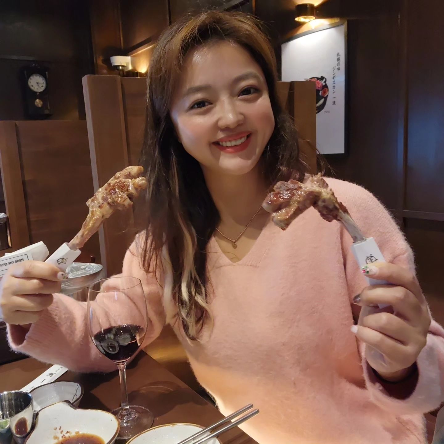 홍대 양갈비 맛집, 제주에 상륙 #이치류 아라점★ 

레이첼이 서울가서 꼭 가는 좋아하는 맛집이 
제주에 내려왔다고 해서 달려갔어요❣️ 

들어서자마자 보이는 옛 료칸식의 락커부터
일본 감성 뿜뿜하는 인테리어까지~ 

여기가 일본이야, 제주야?! 

레이첼은 고급 생양갈비와
이치류 스프카레를 주문👍 

12월 한달동안 성인은 와인 한잔을
어린이는 음료를 제공해주는 이벤트중
양갈비에 와인 한잔🍷

고소하고 맛있는 양갈비와
이치류 스프카레 조합은 미침❤️ 

특히 이치류 스프카레는 한정수량으로
판매되기 때문에 맛보고 싶다면 일찍 가야함😘 

간만에 최애 맛집에서 
별미 오브 별미를 즐기고 왔네요😆 

수험생 할인도 진행중이니
기회되면 꼭 가볼 것👍

📍이치류 아라점
제주 제주시 인다10길 22

#오라cc #오라맛집 #더시에나cc #더시에나리조트 #더시에나제주 #한라산cc #제주공항주변맛집 #제주공항근처맛집 #제주공항맛집 
#제주아라동맛집 #제주양갈비 #제주양갈비맛집