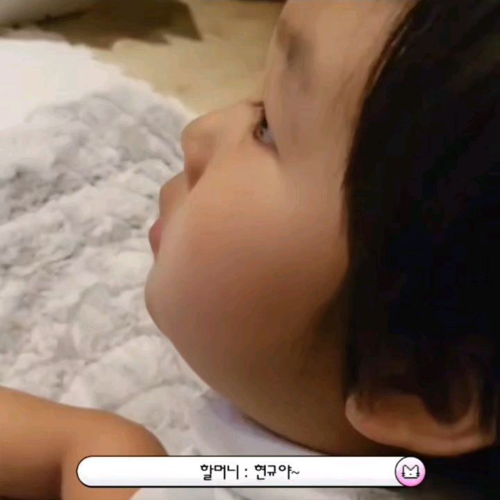 𝙷𝚢𝚎𝚘𝚗 𝙶𝚢𝚞 ♥

오랜만에 똑띠씨 영상✨️

신똑띠씨.. 엄마 서운할 뻔 했는데
예뿌다해줬으니까 안 서운해할게~ ٩(˘◊˘)۶❤️
(두번째 영상까지 봐야함..ㅋㅋㅋㅋㅋ)

근데 요즘 너 이모만 그렇게 찾는다?
언제부터 '임오~임오~'하면서 이모를 찾았다고 너어..🤣

더 아가때 '이모'라는 단어를 알려줘도
절대 따라하는 법 없고, 먼저 얘기한 적이 없었는데
갑자기 '임오!'하더니 입에 달고 사는 중..(ت)