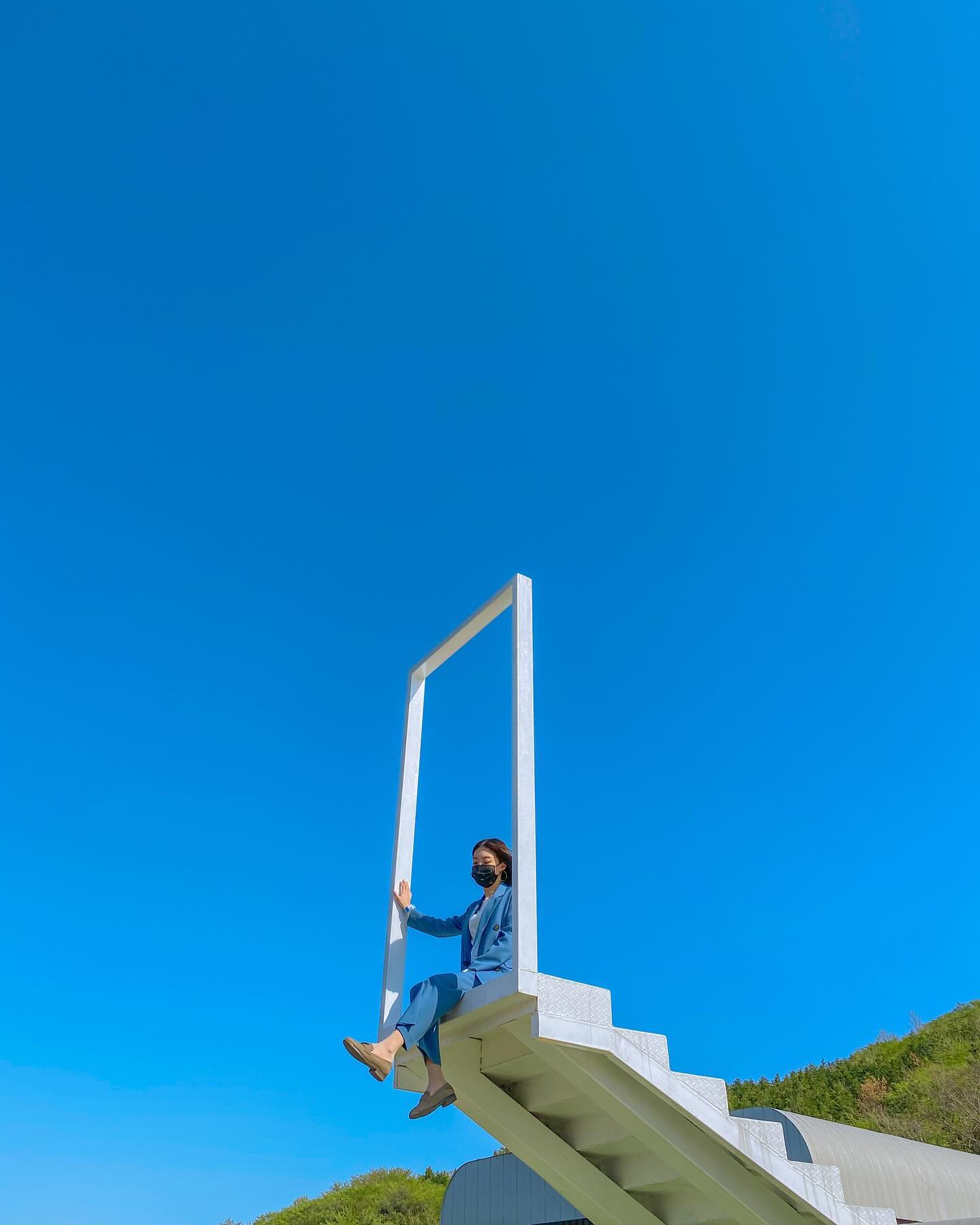 구름 한 점 없던 하늘☁️

하늘계단에서 한컷✌️
어쩌다보니 하늘색과 맞춤옷으로,,ㅎㅎ
다음엔 구름 많을때 찍어보는걸루!

여긴 어딜까요⁉️

🔺여수 유월드루지
✔️루지 탑승장 옥상에 있는 포토존
✔️카메라보다 스마트폰이 훨씬 잘나와요🥲
✔️천국의 계단 중 가장 높은곳 TMI

juyeon4390 팔로우 하시고 여행지 / 정보 받아보실수있어요
