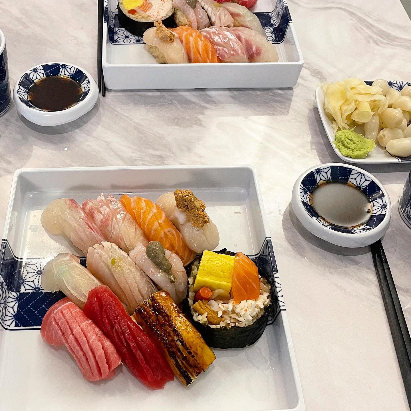 #일산맛집 #화정맛집 #초밥지음 

가성비 오마카세를 찾고 있다면 바로 여기‼️

동네에 이런 스시집이? 👀 퀄리티는 물론 구성도 매우 만족 저는 #오마카세 초밥을 시켰고 가격은 23,000원이였어요!

구성은 광어2, 도미, 농어, 연어, 참치뱃살, 단새우+게내장, 가리비+안키모, 아나고, 계절생선 10pcs에 후토마키 까지!

완죠니 푸짐하죠😍😍🙌🏻

샤리도 흑설탕을 써서 살짝 갈색빛이 돌고 하나하나 정성스럽고 짜임새 있는것이 만족스러웠어요.

배달도 된다는점도 올매나 희소식인지! 이제 멀리 안가도 집에서 #맛도리 #스시 를 경험 할 수 있겠죠?

입소문 나기전에 또 방문해야겠어용❤️

📍 경기 고양시 덕양구 은빛로 53 105호 초밥지음 
⏰ 11:30am~21:00pm 
 15:00~17:00 브레이크 타임
⭐️ 4.6(5) 재방문 의사 ⭕️

#메이_일산맛집 

#일산스시 #고양스시 #스시맛집 #서울맛집 #경기맛집 #초밥맛집 #오마카세 #맛집 #먹스타 #먹팔환영