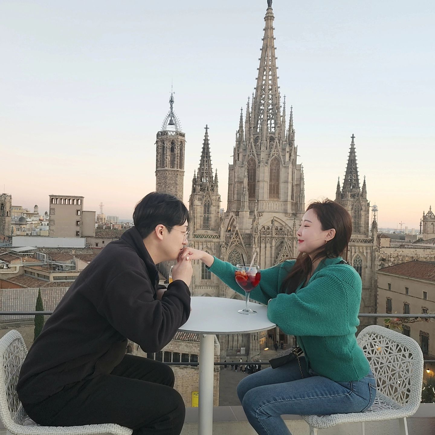 오픈런 했던 호텔 루프탑
사우디부부 요청으로 찍게된

소중한 #신행사진
정말 좋아하는 컷

바셀가면 꼭 가야해🤗

#바르셀로나#바르셀로나대성당
#신행#스페인여행#바르셀로나스냅
#바르셀로나대성당앞