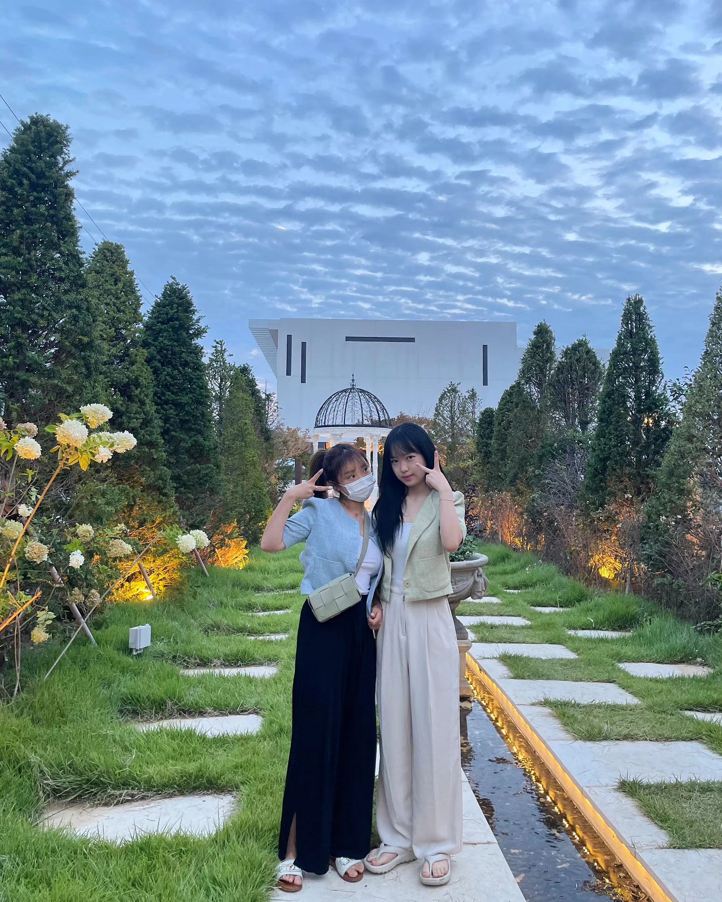 님들 다 아는 그 하밍이 
어릴 때 뽀뽀하면 내 입술 
물어 뜯었을 때가 엊그젠딩
벌써 수능봄ㅠ ㅠ 이제 성인임
세월이 야속함 ㅠㅠㅠㅠㅠㅠㅠ