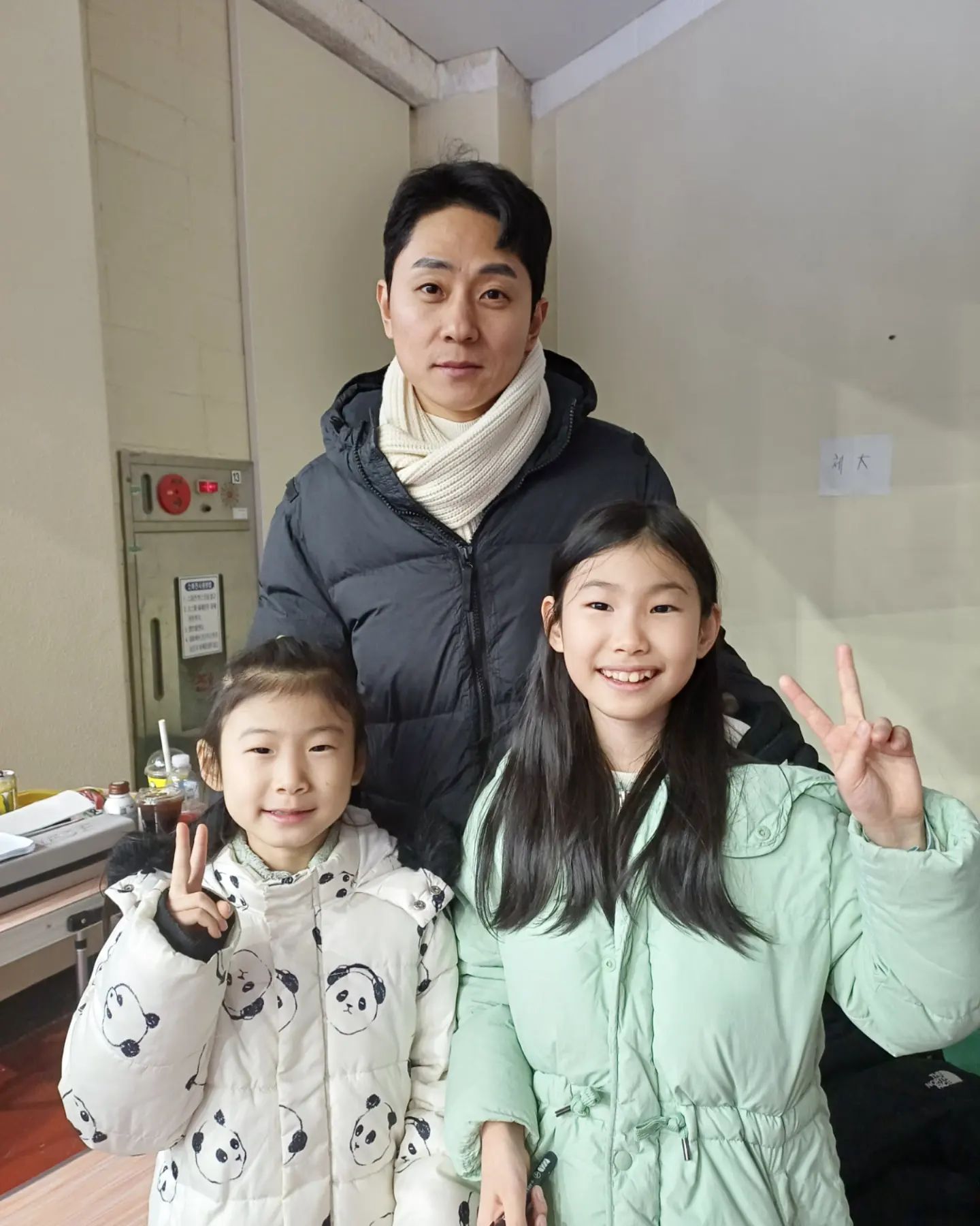 #전주빙상장 #안현수선수 #쇼트트랙경기장

오늘은 큰 딸이 곽윤기 선수를 만나고 싶다고 해서 왔는데...안현수 선수가 있어서 소심하게 혹시 안현수 선수 맞을까요...하고 물어보았다
너무,너무 반가운 안현수 선수 지금은 한체대 코치님으로 계신다고 하신다
늘 응원하는 분 중 한 분이였는데 이렇게 국내에서 만나니 너무 행복한 하루