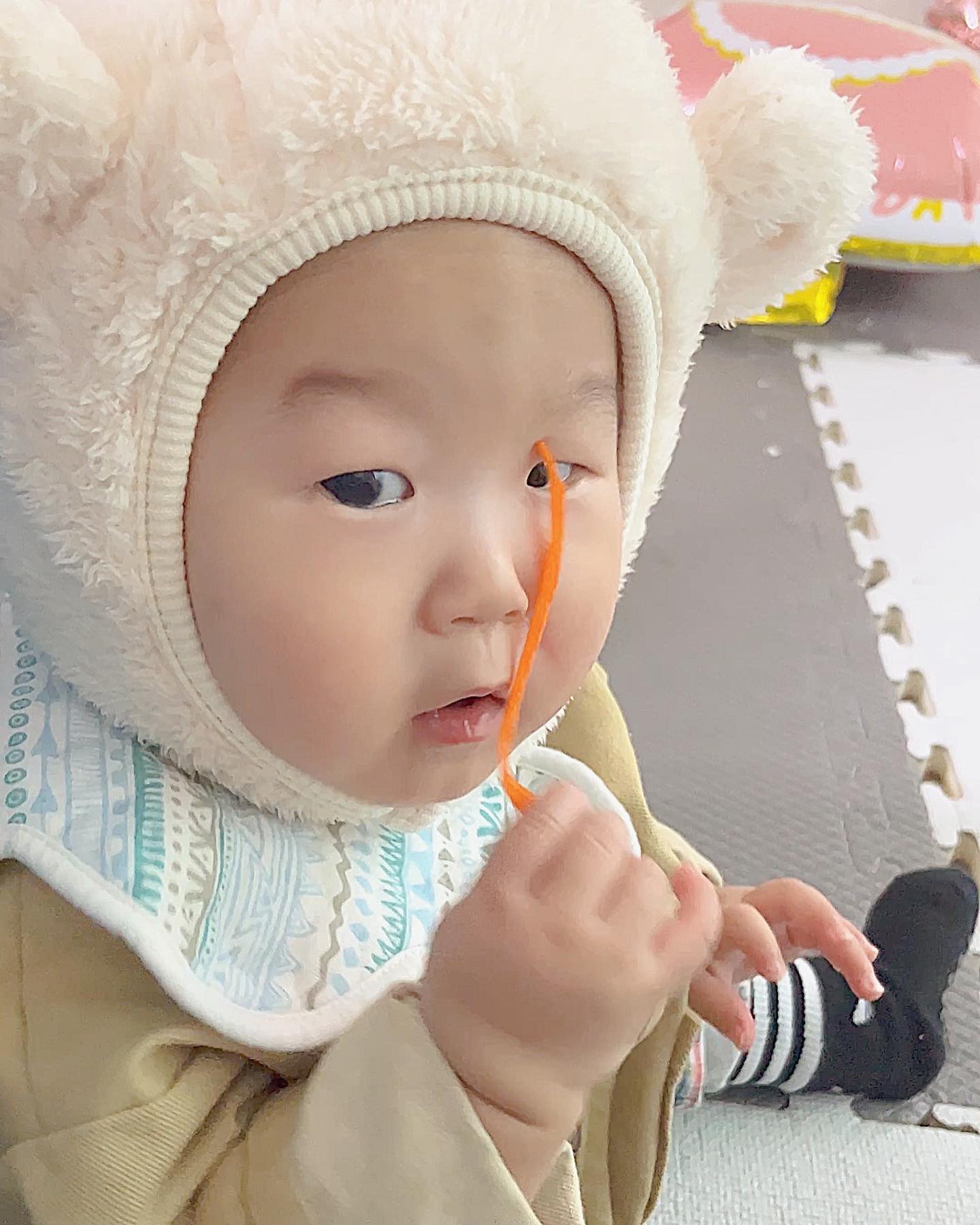 #요즘 랑👩🏻‍🍼
오랜만의 엄마일기 
자식에게 있어 많은 걸 바라지 않기에 그저 건강만 해라 
바라고 또 바라며 그렇게 돌이 지나고 400일이 지나고 

지금은 500일을 바라 보는 랑 항상 같이 있음에 행복을 
느끼고, 똑같은 하루여도 감사한 마음 오늘도 무사히 잘 
넘겼다. 라는 안도감 현재 랑이는 커가면서 모랐던 점이 
스물스물 알게 되고, 그 점에서 다시 시작일지 모르지만 

지금까지 함께 잘 이겨 내왔고, 잘 추스려 왔기에 이번 일도 
잘할 수 있을 꺼라 믿었다. 

랑이는 현재 걷지 못한다. 
쇼파를 잡고 3일전에 처음 섰다. 
얼마 전 영유아 검진을 다녀 왔는데 머리둘레도 그렇고 
대근육 발달이 미달이라고 한다. 
그말에, 무너지지 않았다. 우리 랑이는 또래 애들보다 조금 
느릴뿐이예요 라며 반박 하였으나 흠.. 그래도 머리 둘레도 
미달이고 하다보니 아가병명도 있고 검사를 한번 받아보세요 

라는 말에 병원을 예약했다. 
대근육발달 재활센터 예약이 꽉 차 2월까지 기달려야 한다고
2월에는 잡고 서겠지 라는 엄마의 믿음 덕분 인건지 성장 하는게 남들과는 비교가 안되겠지만 엄마 눈엔 우리 랑이는 아주 잘 
성장 하고 있다. 

그래도 혹시나, 라는 마음을 품는 이유는 내가 내믿음에 
중요한 치료 시기를 놓칠까봐 인거 같다. 

한아이의 세계를 만들어 주는 것이 엄마의 도리 
엄마로써 나는 그 세계를 평범하게 꾸려 주고 싶다. 

예쁜 나의 아가 잘자고 잘먹고 잘싸면 엄마는 그걸로 충분해 
요즘에는 엄마가 먹는거를 달라고 하여 한번씩 주는데 맛있다고 발을 동동 이러니.. 안줄수가 있나 랑아 살찌면 안돼 심장아 무리가면 힘들어 라고 말하지만 아직은 모른척 하는거 같다 
(다 알아는 듣는 듯하다) 랑이가 못먹는거 토마토 (알러지) 

감기진행중인데 폐렴으로 안가고 있어 너무 다행이다. 
항생제도 마음대로 못 먹어서 고생중인데, 조금한 몸으로 
잘버텨 주는 중 엄마는 내내 지켜 보느라 잠을 자는둥 마는둥 
그래도 콧물만 조금 나고 기침만 조금 하는거에 감사해 .. 

똥지림은 나아지고 있으나 먹는 양, 먹는 음식에 의해 다른거 
같다. 흠, 이걸 어떻게 하면 나아질지 생각하다가 엄마가 박사 되겠어😊 그래도 횟수는 5번으로 줄은거 같다😊 좋아요 🍀

최하랑 이대로만 자라다오 수술은 그만 🙏🏻
오늘도 사랑해 나의 아가 💙👩🏻‍🍼 
아.. 손톱 자르는 거 전쟁 결국 얼굴.. 해먹었.. 슬픈 엄마😔 
웃으면 다 꽃피는 너의 미소 🙈 정말이지 행복해💕 

…
#심장병 으로인한 #바테르증후군 #식도폐쇄증수술아가 
#장루복원술 #🍀 #폐활관질환 #판막질환 #돌아가