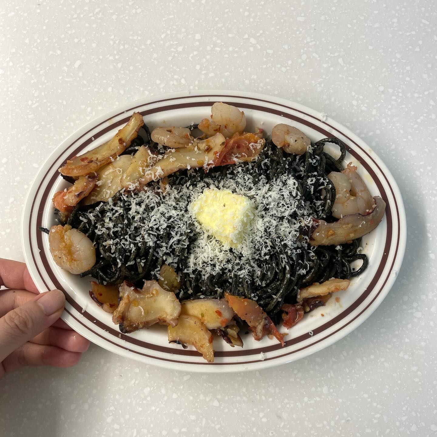 📂↵ cook
 ✦ #오징어먹물파스타
 ⁺* 재료 : 무지오징어먹물소스 면 문어 새우 토마토 올리브유 다진마늘 페퍼런치노 후추 버터 그라나파다노치즈

• recipe !
1. 올리브유를 두른 팬에 다진마늘, 페퍼론치노, 새우, 문어를 넣고 볶은 후 따로 그릇에 빼둔다.
2. 1번 팬에 올리브유를 조금 더 두르고 면과 후추 토마토를 넣고 볶는다.
3. 무지 오징어먹물소스 한개를 뿌려준 후 면수 조금 넣고 1분 더 볶아준다.
4. 그릇에 면을 담고 버터와 그라다파다노치즈를 갈갈하여 올린 후 1번 볶았던 재료들을 올리면 완성!

• good point !
1. 페퍼론치노를 넉넉히 넣었더니 느끼함없이 적당한 매콤함을 느낄 수 있어 좋았음🌶️
2. 버터를 올려야 플레이팅이 아주 감성적이고 풍미도 산다! 🧈
3. 토마토가 파스타의 상큼함을 살려줌 🍅

• weak point !
- 이번 파스타는 ... 따로 흠을 찾을수없었다.. 고소하고 짭짤하고 감칠맛 넘치게 맛있었음 ♥