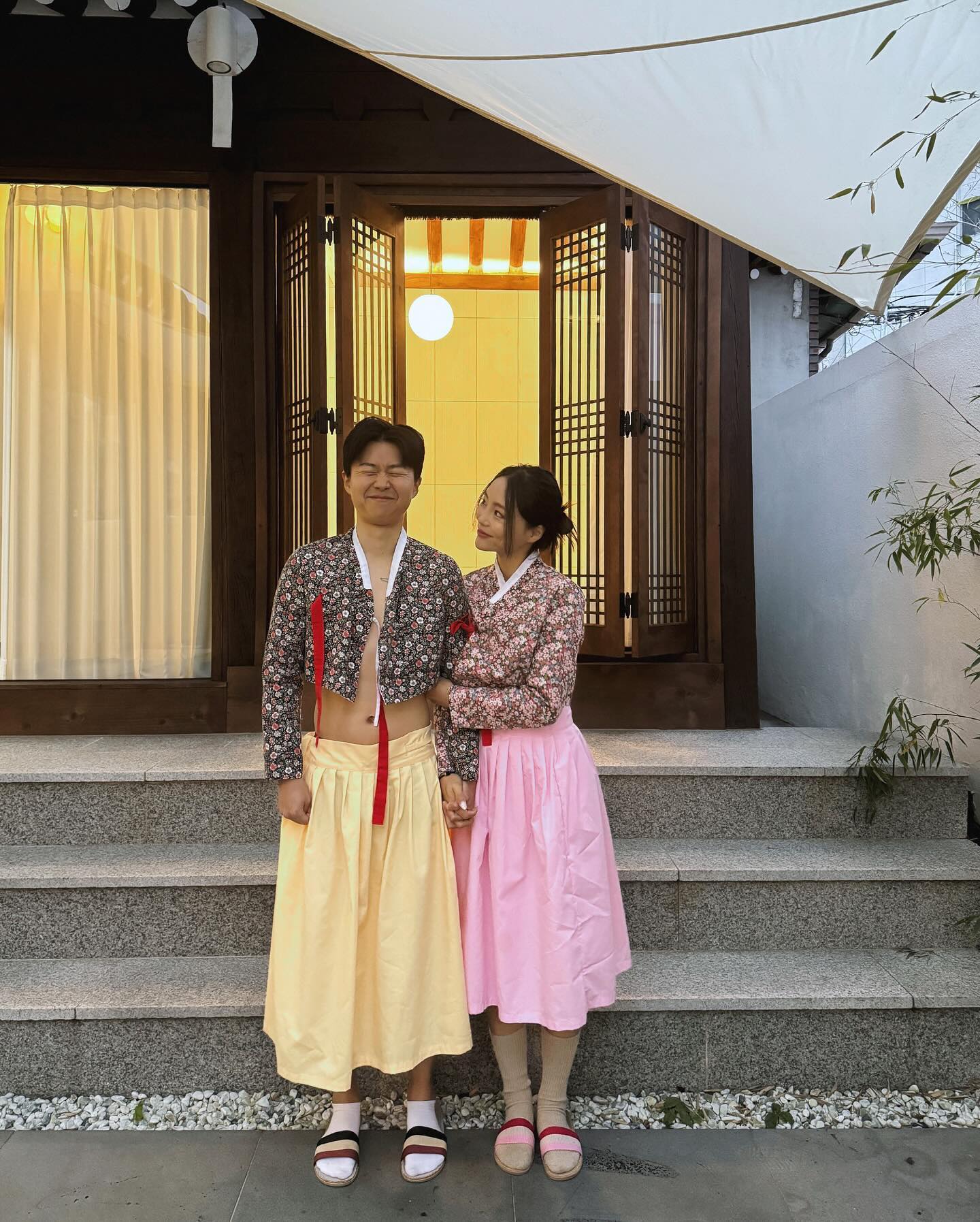 남편이랑 다녀온 안동 #108한옥 🏡
실내 #자쿠지 에서 사장님이 준비해 주신 #안동소주 하이볼 마시면서
따뜻하게 쉬고… 힐링 그 자체였던 #안동여행 💖

독채여서 조용하고 프라이빗하니까
둘이서 #미리크리스마스 #연말파티 하고 옴!

걸려있던 저고리 입고 사진 찍는데 웃기고 귀엽고 다 했던 날( ื▿ ืʃƪ)

다음에 안동 가면 또 들려야지!!

#안동한옥펜션#안동한옥스테이#한옥스테이#한옥펜션#연말여행#연말파티룩 #커플여행#부부스타그램 #신혼부부#ootd#안동108한옥