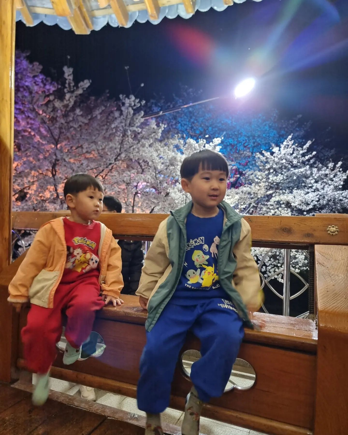 🌸금호강 벚나무길🌸

비오고 벚꽃 다 떨어지기 전에 얼른 다녀온 벚꽃놀이

영천 캠핑장 가는 길도 다 벚꽃이였는데 
거긴 다음주나 되야 필 것 같구.. (전혀 하나도 안펴있음)
못봐서 아쉬웠는데 오늘 급! 야간벚꽃보러 다녀왔다💓

장염인줄 알았지만 알고보니 소화불량인가? 싶은 
멀쩡한 윤똥이덕에 그래도 야간벚꽃구경은 했네😊

#아양교벚꽃터널 #금호강벚꽃길 
#금호강벚나무길 #아양교기찻길
#대구벚꽃명소🌸