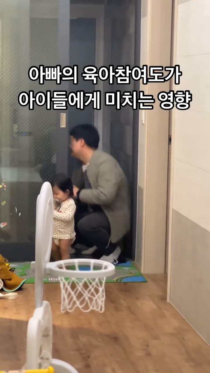 수업하러 가는 아빠가 이제는 익숙한 14개월 36개월.
평일날 집에있는게 오히려 이상한 우리집.
직업적 특성상 오후에 출근해서 밤늦게 퇴근하다보니 아빠가 아이들과 있을 수 있는 시간은 어린이집 가기전.
하지만 그 시간들과 수업중간중간 5분이라도 짬이 나면 꼭 집에올라와 아이들도 보고 집안일도 해주고 가는 우리집 가장.
12시 퇴근하고 와서도 강의듣고 수정하고 준비하고 쉴틈없는 그 와중에 하루종일 육아전쟁을 치뤘을 나랑 이야기도하고 휴대폰보면서 키득거리기도 하고 소소한 즐거움으로 사는중🫶🏻
사는동안 많이벌자 ✨

아빠랑 애착관계 형성 하나도 안 어렵쥬?
엄마도 분리수면 자체적으로 안하쥬?
육아 오늘도 화이팅이쥬!
주말이쥬?
버텨!