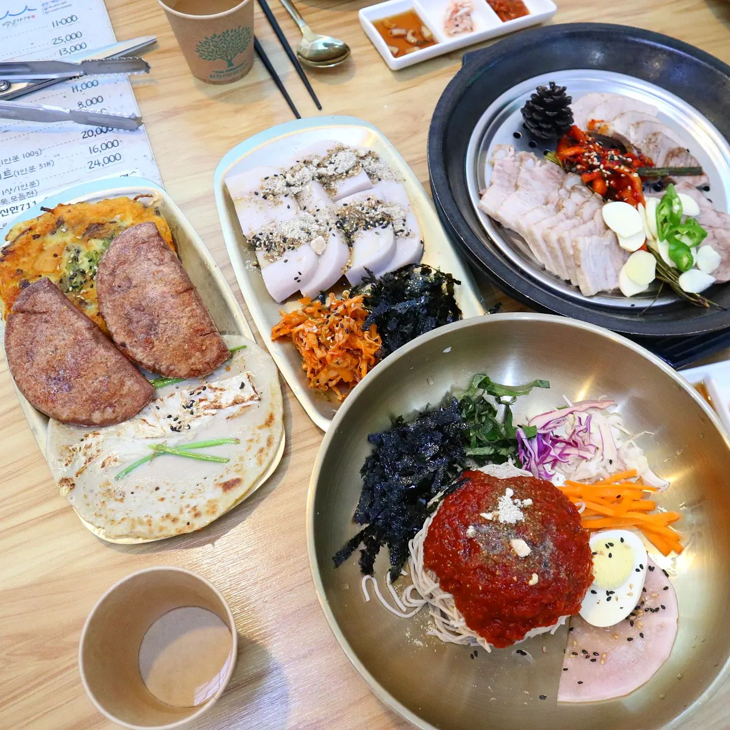 #협찬
더울때 먹으면 더 맛있는 메밀막국수😍
춘천에서 먹는게 제일 맛있잖아요
히히 

춘천시내 1호 백년가게 선정👍👍
명가춘천막국수에서 맛있는 점심 후루룩
메바우 정식으로 주문했더니
메밀막국수에 수육, 메밀묵
수수부꾸미, 메밀전, 녹두전까지 다 먹어볼수있었어요
진짜 너무 맛있다!!!!!!
😘😘😘😘 

양이 얼마나 많은지 배가 빵 터질뻔했잖아요
100% 순메밀 건강한 막국수라
속이 더부룩하지 않고 소화도 잘되니 증말 좋아요
아우 또 먹고싶다!!!!
🤭

#명가춘천막국수 #메바우명가춘천막국수 #춘천맛집 #춘천막국수맛집 #레고랜드맛집 #삼악산케이블카맛집 #백년가게 #춘천역맛집 #소양강스카이워크맛집 #춘천노포 #제이드펠리스cc #시래기들기름막국수 #대통령방문맛집 #강원대맛집 #한림대맛집