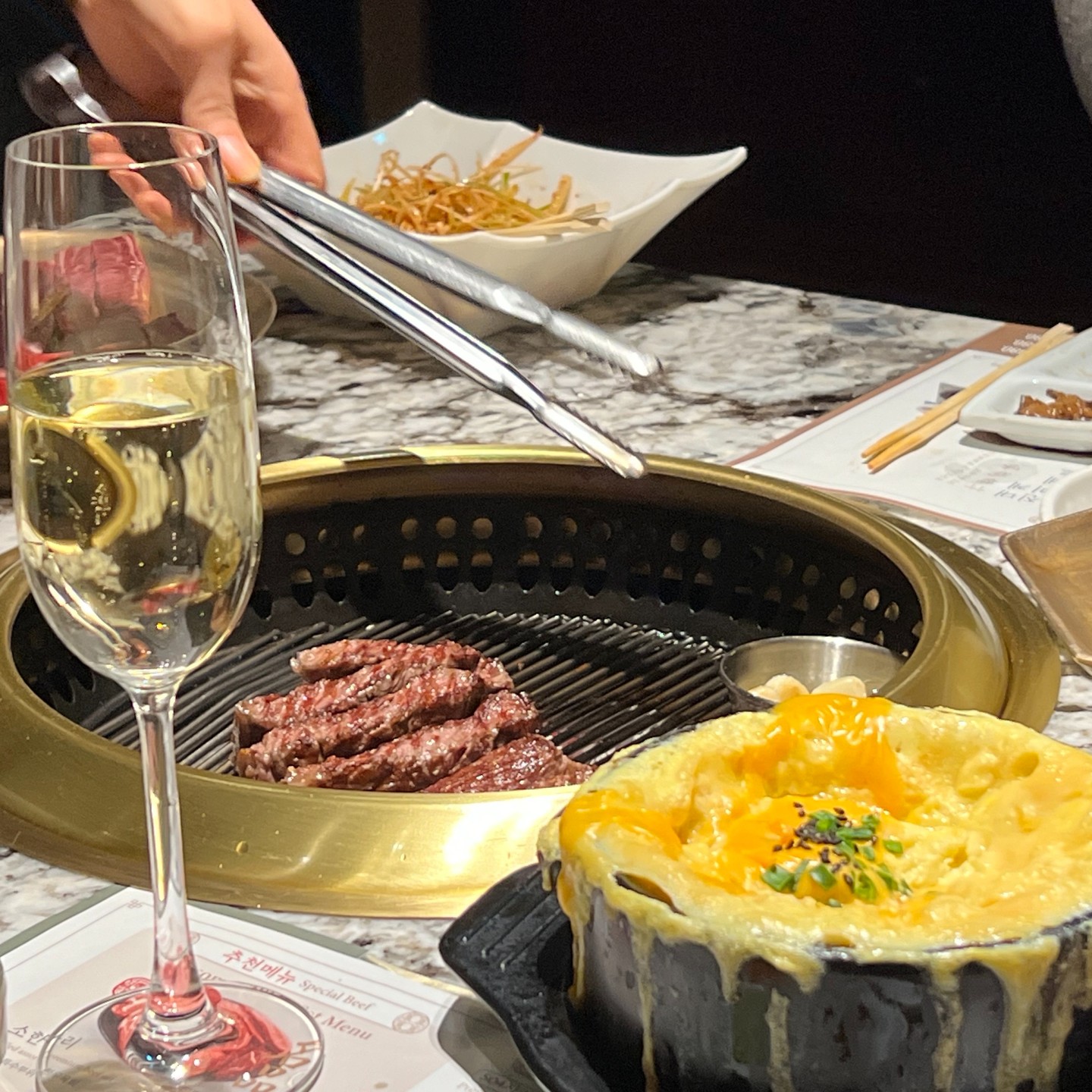 입에서 살살 녹는 한우와
랍스타라면을 맛보고왔어요!
아.. 정말 여기는 천국이네요
샴페인 무료 이벤트까지..

#먹방 #먹스타그램 #여의도한우 #여의도맛집 #서여의도맛집 #여의도한강공원맛집 #안심정육식당 #jmt #먹스타 #먹스타맞팔 #존맛탱 #고기스타그램