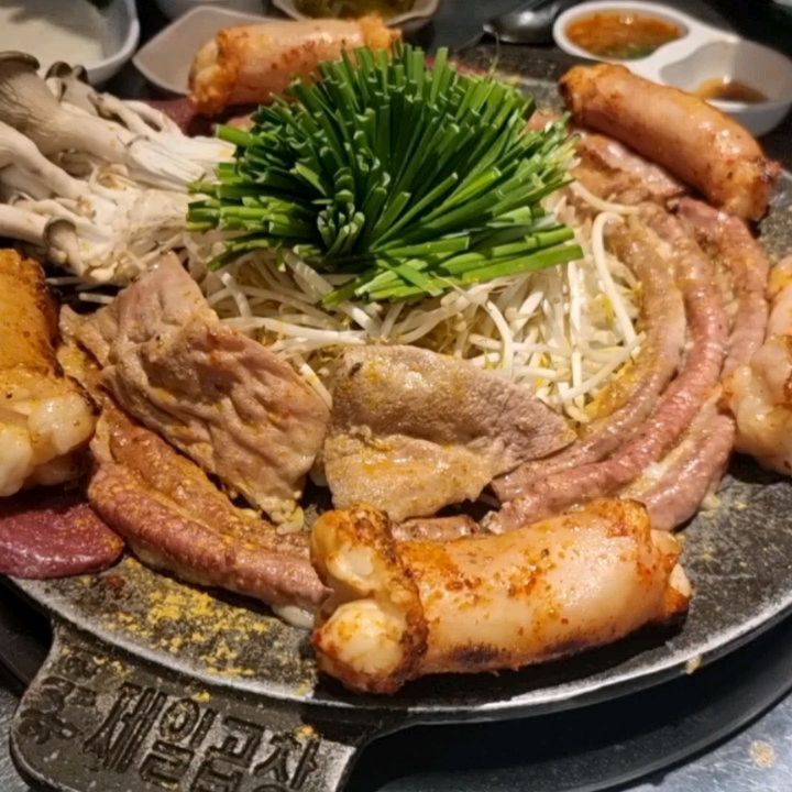 곱창이 먹고 싶어 찾아간 #왕십리맛집 제일곱창!
 
왕십리역 2번 출구에서 371m만 걸으면 
나타나는 이 곳에선 특별한 #곱창 맛을 
느낄 수 있다는 소문이 자자하더라구요. 

메뉴는 #한우곱창 & #대창, 그리고 막창이
어우러진 모둠구이가 인기 최고! 😋 

2인분에 580g이염통부터 고소한 곱창에 
부드러운 대창, 쫄깃한 막창까지
골고루 맛보기 딱 좋은 구성이에요. 
가격은 6만 3천원

불판 위에서 노릇노릇 구워지는 
광경부터 시선강탈 했는데요~~

지글지글 익어가는 고기 냄새에
 절로 군침이 싹 돌았어요.

막 구워진 곱창 한 점 베어물면 겉바속촉! 
육즙 팡팡 터지는 부드러운 식감에 소곱창

특유의 고소함까지 더해져 환상의 맛 완성! 
아바이순대처럼 퉁실한 대창도 신선해서
 맛이 일품이었어요.

여기에 볶음밥까지 곁들이면 금상첨화죵^^

육회랑 천엽 그리고 낙지 한마리가 통째로
들어갔던 순두부찌개까지 기본으로 나온곳!!

#왕십리곱창거리 핫플
신선한 한우곱창 먹고 싶을때 가보세용♡

👉왕십리역 '제일곱창' 

위치: 서울 성동구 고산자로 281 1층
영업시간: 12:00 - 22:00 (21:00 라스트오더, 일요일 휴무)

#곱창맛집 #왕십리역맛집 #왕십리맛집 #먹스타그램 #맛집추천 #곱창스타그램