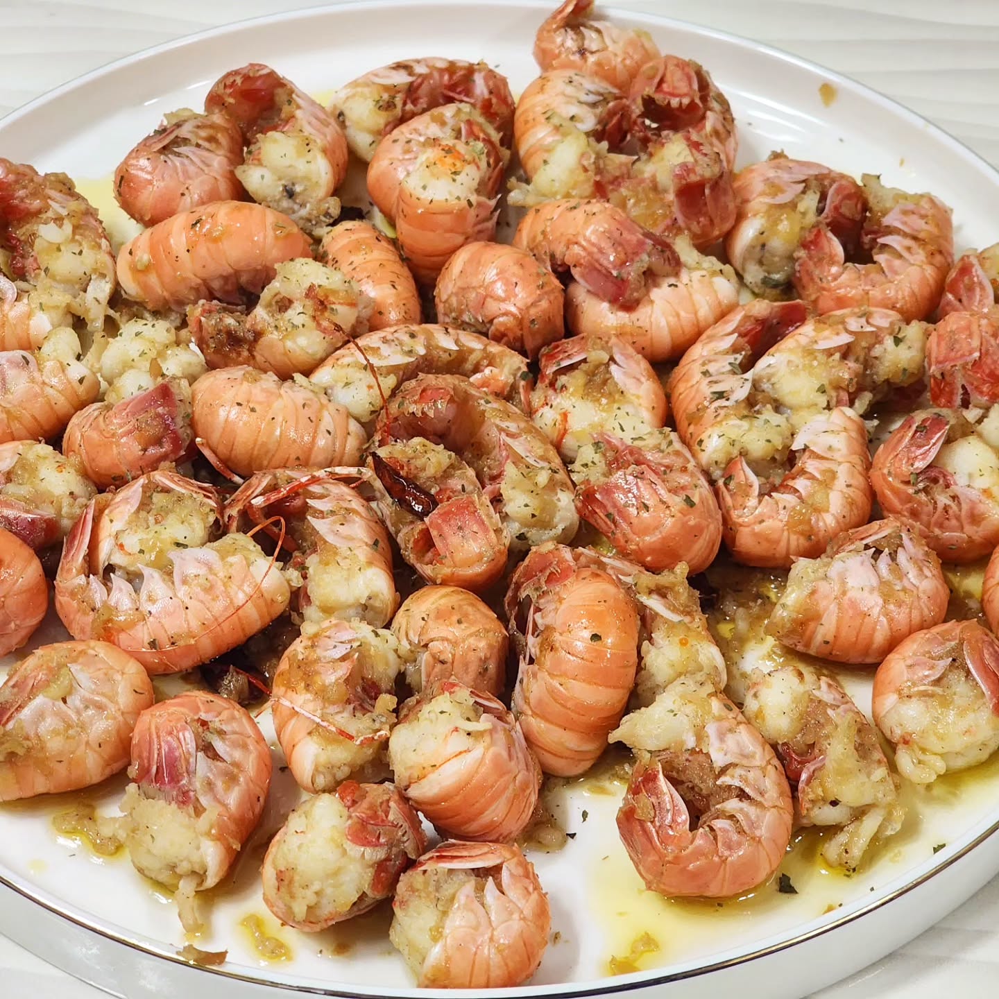 😍내가 만든 딱새우갈릭볶음🦐

🥕어제 딱새우가 배송와서 바로 손질을 했습니다!! 처음에는 회로 먹으려고 했는데 오다가 신선도가 떨어졌는지...너무 비려서 못먹겠더라구요..😓

🥕그래서 바로 머리만 따서 볶아서 술이랑 먹었습니당❤️ 나중에는 손질 되어 있는거 사자고 다짐했습니다🤣 손이 너무 아프더라구요~

🥕그래도 맛은 맛도리 그자체!! 마늘 풍미와 딱새우 식감이 대박이더라구요~~맛있게 잘 먹었습니다😆 

🥕술이 술술 들어갔습니다앙😵‍💫

👉재료: 올리브유, 다진마늘(편마늘 통마늘 다 좋아용), 딱새우

#먹스타그램 #자취요리 #새우요리 #딱새우갈릭볶음 #자취요리 #술안주 #쿡스타그램 #맛스타그램 #먹친 #소통 #맞팔