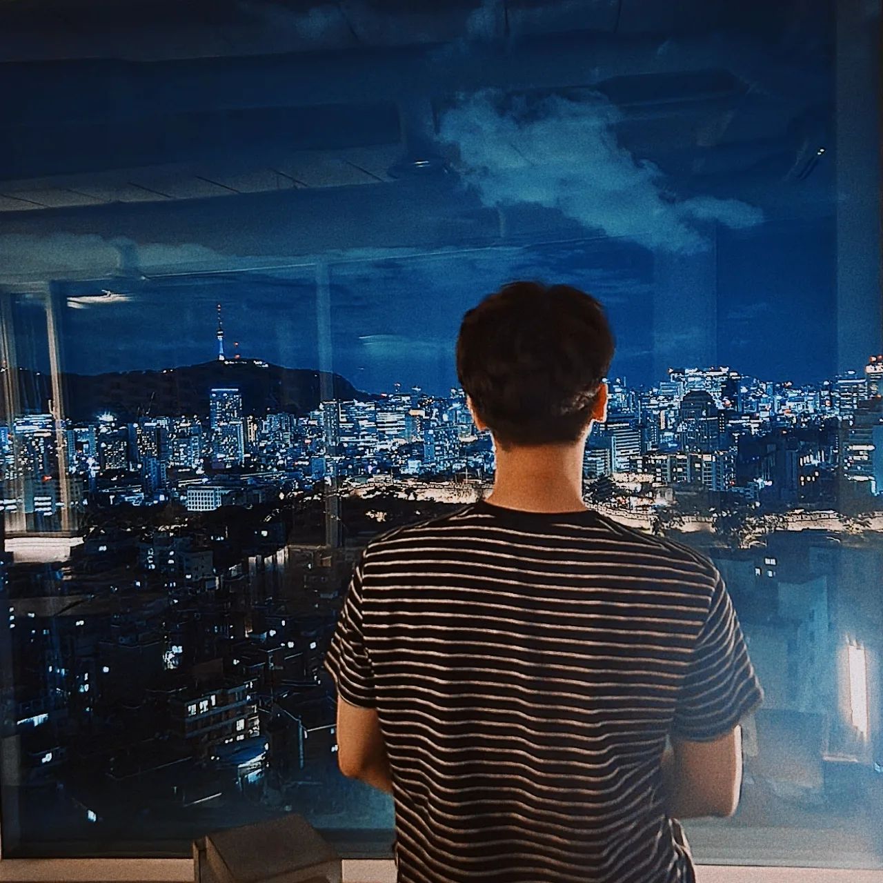 #데이트기록
#혜화데이트 #창신동데이트

요즘 낮에는 너무더워서🥵
낙산공원/ 창신동 야경데이트 다녀왔어요.

#테르트르
🚩서울 종로구 낙산5길 46

총 4층까지있고, 한쪽면이 전부 통창이라 
야경을 감상할 자리가 넉넉한 편이였어요:3 ✨✨

#감태쿠키
💸4500₩

포슬한 감태에 촉촉한 쿠키를 
싸먹는 것이었는데,
독특한 맛이라 호불호를 탈 것 같지만
저는 할미입맛이라 씁쓸달달한게  취향이었어요😋

시원한 커피 마시며 
탁트인 서울야경을 다 내려다보며 
도란도란 얘기나누는게 너무 좋았어요.

테르트르에서 나온 후엔 
근처 예쁜가게 들과 
야경을 보며 살짝 산책도 하고, 
여름밤공기도 제대로 만끽했어요. 🌃

네온사인이 예뻐서 
밖에서 사진만 찍은 #창창
여기는 다음에 홍콩테마데이트로 
방문해볼 예정이에요!:D 

마지막은 노을진 혜화여름하늘로 마무리!