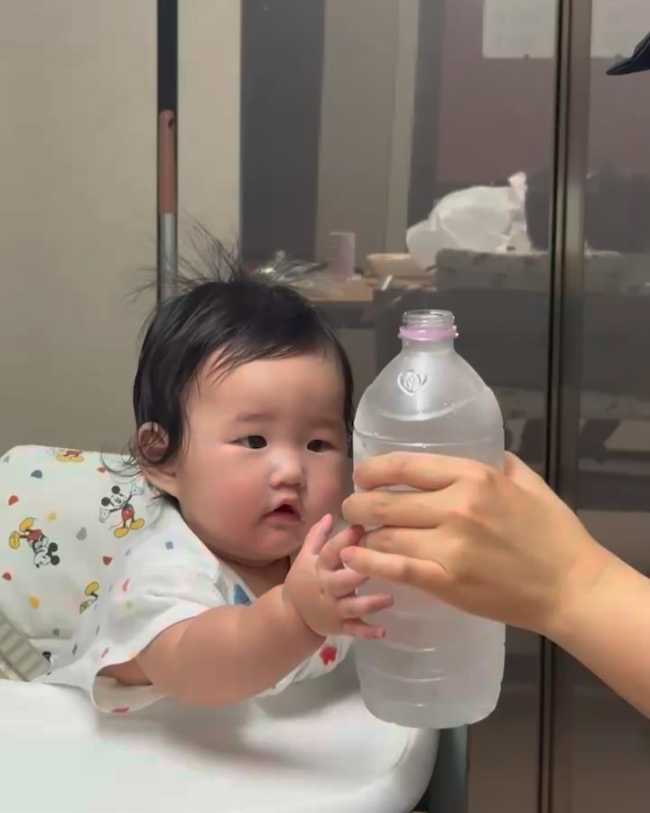 내사랑 모음zip♥️
아차거워 놀이가 좋은 그녀 
훗날 노래 좀 부를거같은 그녀
으른들 대화소리가 태교였던터라 나른한 그녀
제법 알아듣는 눈치인 그녀 
차타면 흘러내리는 그녀 

#그녀는_사랑입니다