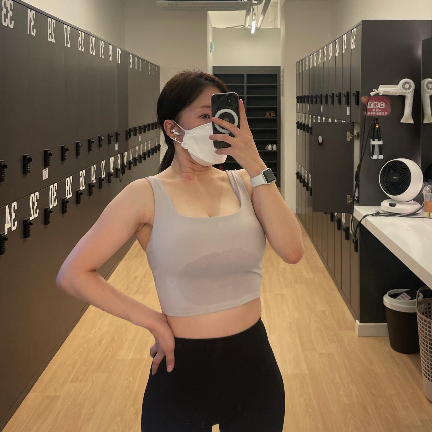 #오운완 #등운동 🏋️‍♀️
☑️웨이트 57분 런닝인터벌 30분
오늘 날씨가 안추워서 더 일하기 싫었던 수요고개🥲
그래도 헬장은 출석했어요 ㅎㅎㅎ
랫풀다운 그립 바꾸는데 키가 안닿아서…
모르는 분께 부탁하고… 
운동하다가 힘 잘 못 썼는지 승모아프고🤣🤣
화이팅해야지!!!🥲
그래도 유산소 30분 채우기 완료🔥👏
-
1️⃣2️⃣ 인터벌까지 완료(땀으로 흡족합니다)
3️⃣ #오운완인증샷 😎