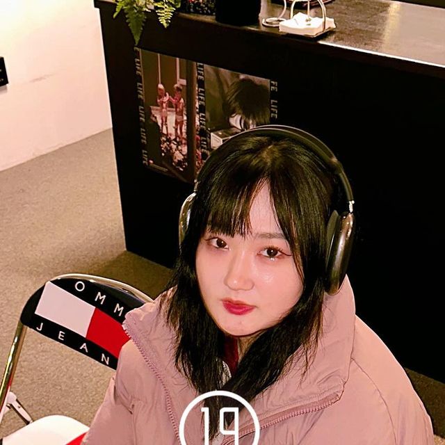 라희라고해ㅣ캐트릿 OOTDㅣ핫플리뷰 on Instagram: "#광고 #아이러니포르노 @ironyporno 🎉 아이러니포르노 화이트라인 ”패디드 하이넥 오버 숏패딩“을 제공받았어요! 💖 살짝 채도가 빠진 듯한