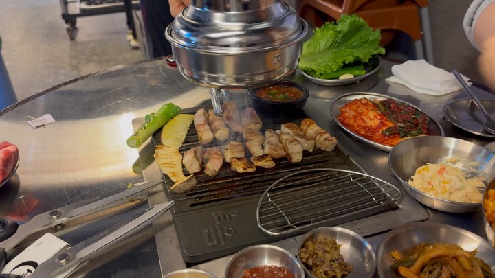 #병점뭉텅 

새로오픈해서 언니랑 같이 다녀왔던 #뭉텅 이에요
고기 육질도 좋고 어깨살도 맛있고,
고기설명이랑 소스도 다양해서 너무 좋았어요

고기도 처음 구어주시면서 설명도 좋았구요
고기 맛 진짜 최고👍🏻!!!!!
연말 모임장소나 회식 장소로 너무 좋을꺼 같여!

마무리로 먹는 청국장 매콤오돌뼈볶음밥!
그리고 국물비빔쫄면 처음먹는 맛이만 넘 맛있ㅇㅓ요💓

#병점회식장소
#병점뭉텅
#병점고깃집
#병점삼겹살집
#병점추천맛집
#병점맛집