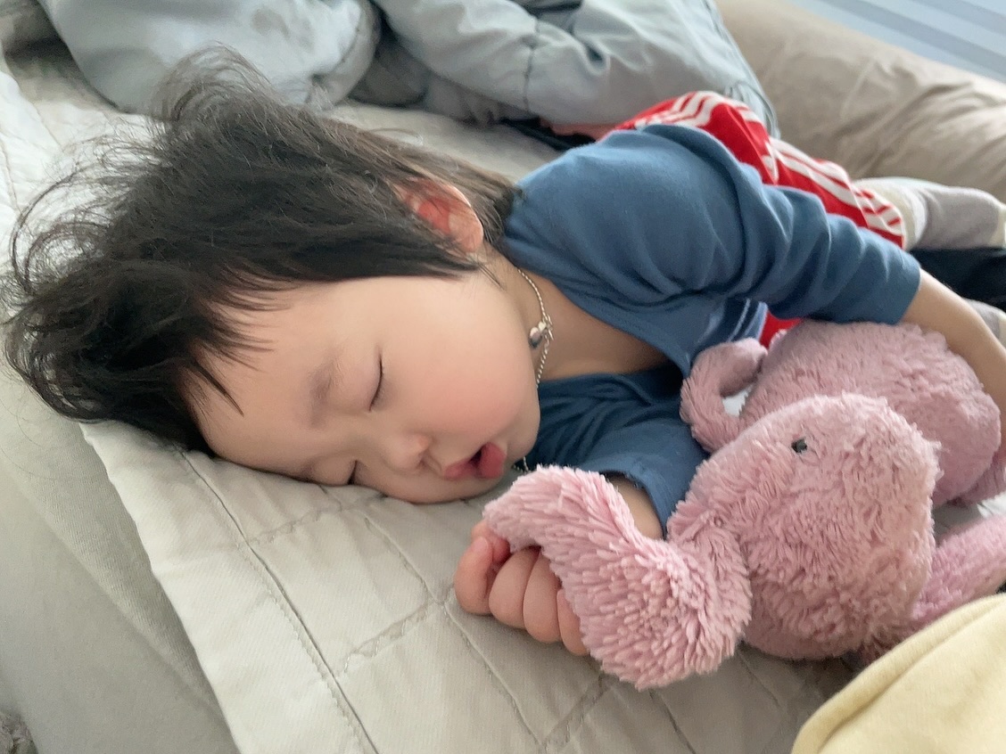 자는 모습 왜이렇게 이쁜거야...
엄마랑 낮잠자다가 쭉 밤잠까지 자는중인 희랑
저녁밥도 마지막수유도 안하고 자는중
있다가 깨서 밥달라고 울 거 다 안다~

#효녀코스프레