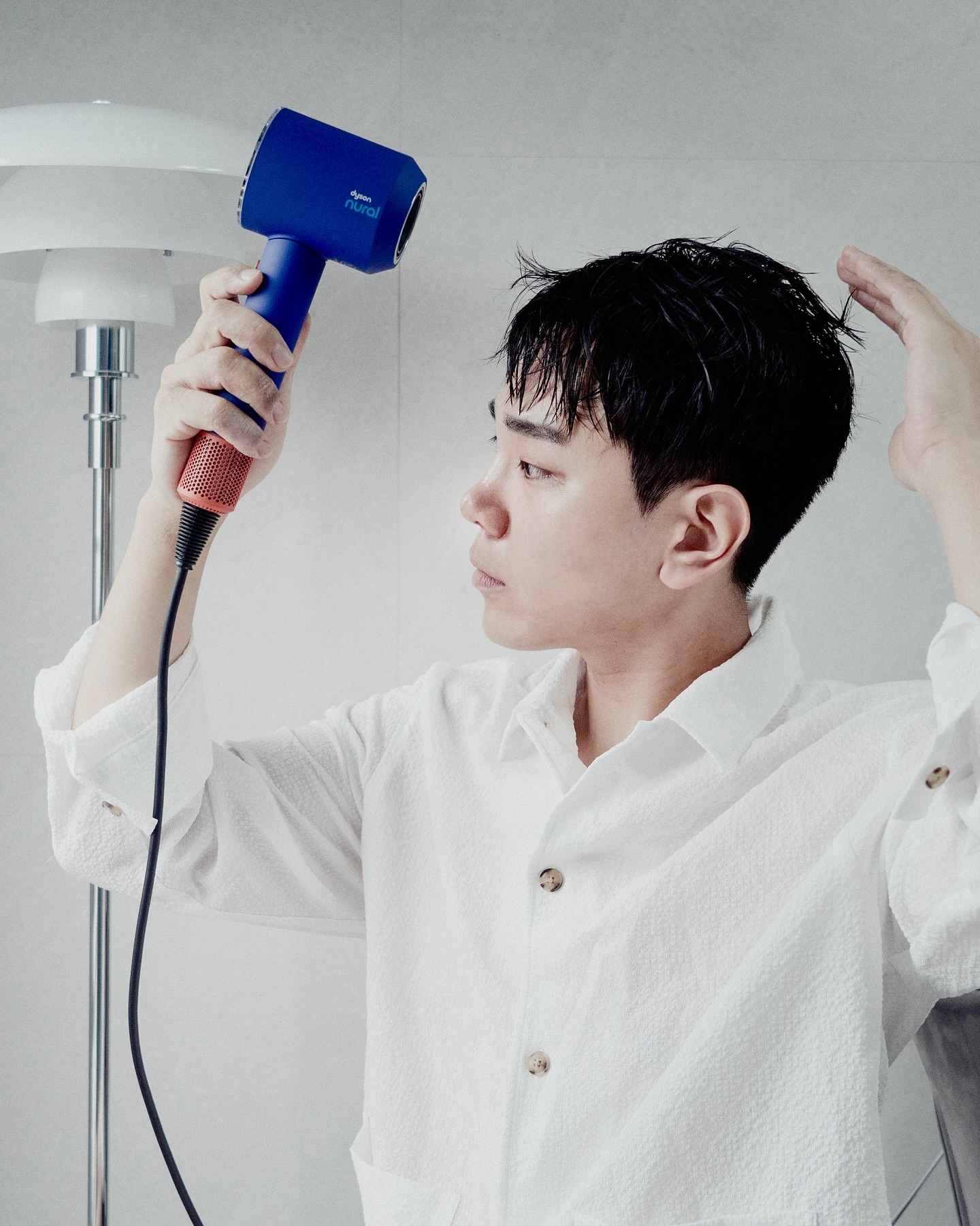 #광고 dyson_kr 
5년째 사용하고 있는 #다이슨 헤어드라이기
이번에 놀라울 정도의 기술력을 담아 새롭게
#다이슨슈퍼소닉 으로 만나 볼 수 있어요!

 두픠 건강과 보호를 돕는 두피 보호 모드와
스타일링 모드를 기억하는 스타일링 노즐
러닝 기능과 사용하다 잠시 내려 놓으면
멈추는 일시 정지 감지 기능까지!

 다섯가지의 꿀템인 스타일링 노즐까지 더하면
셀프 스타일링 완벽하게 해결 할 수 있다구요!!

자세한 리뷰는 블로그에서도 확인 가능합니다😀