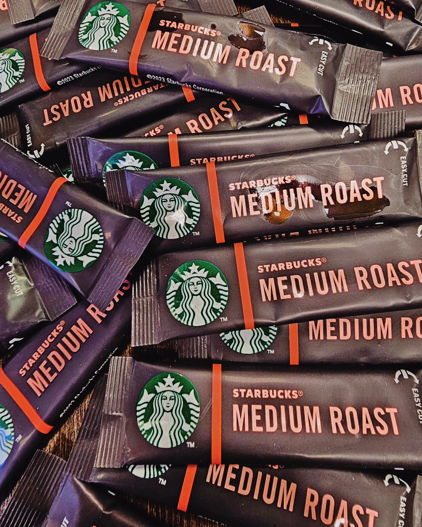 ☕️ 
ㆍ
ㆍ
우유 데워서 쓴맛이 적고 부드러운 
분말형 인스턴트 스틱커피 😎 
스타벅스 미디엄 로스트 아메리카노 타먹으면 
스타벅스 라떼 맛 난다 :) 🥛 
ㆍ
ㆍ
#홈카페 ☕️ #starbucks #스타벅스 :) 🌟