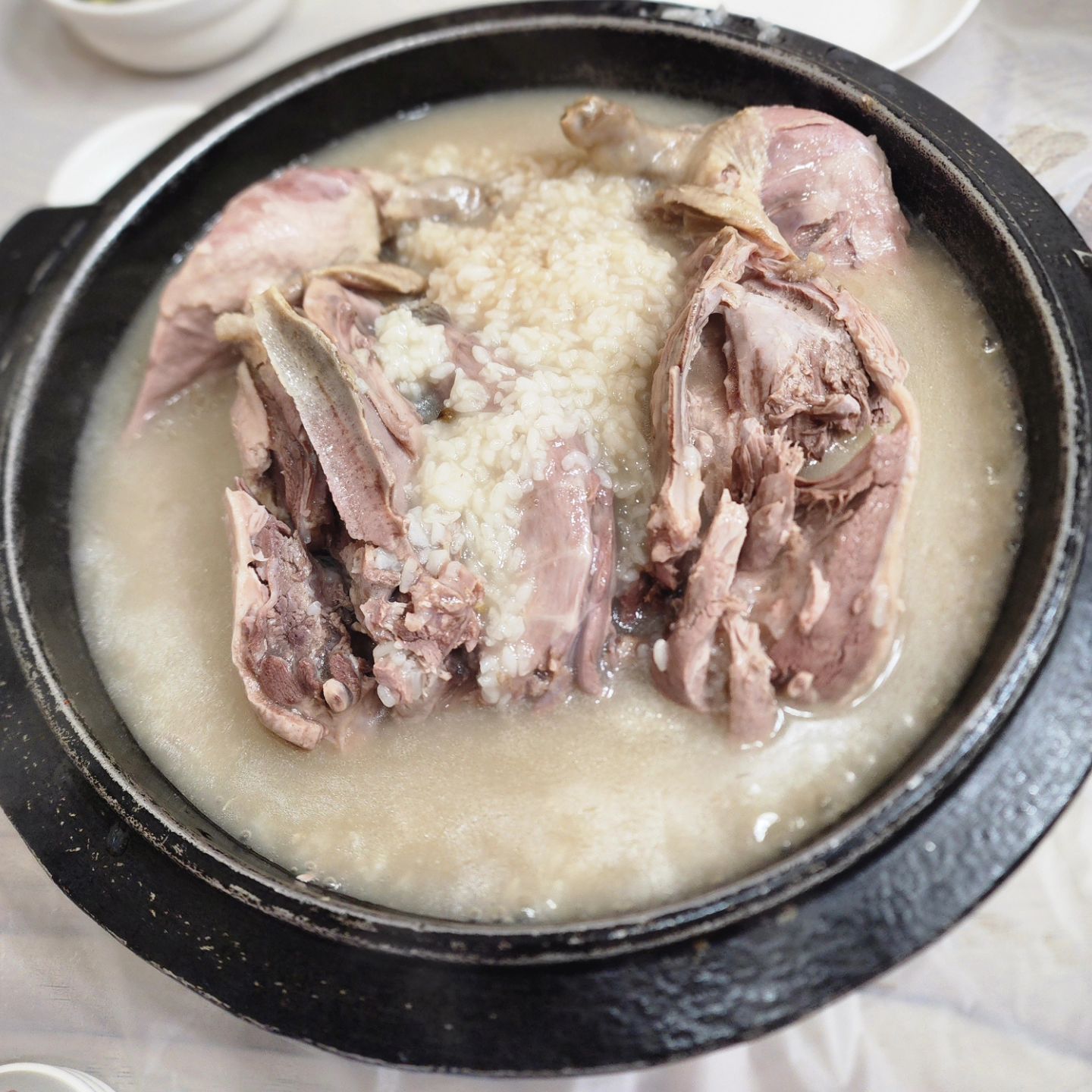 #어제저녁메뉴 는
#보양식스타그램

부모님께서 맛있다며 미리
#중복맞이 저녁 사주셔서 다녀옴

삼계탕만 먹어보다 처음 먹어본
#오리백숙 인데 #이집잘하네👍 

처음이라 어색해 고기보단 죽이였지만
냄새없고 진한국물에 반찬도 맛있었다

가격대비 맛도 좋고! 양도 푸짐했던
#홍성맛집 #에덴오리누룽지백숙

#울집세남자 #진짜잘먹음 🤭
#올여름시원하게 보내보자❄️

#먹샷🍴 #기록하기✏ #외식메뉴
#보양식추천 #누룽지오리백숙
#먹스타꿈나무🌱 #저녁밥상🍚