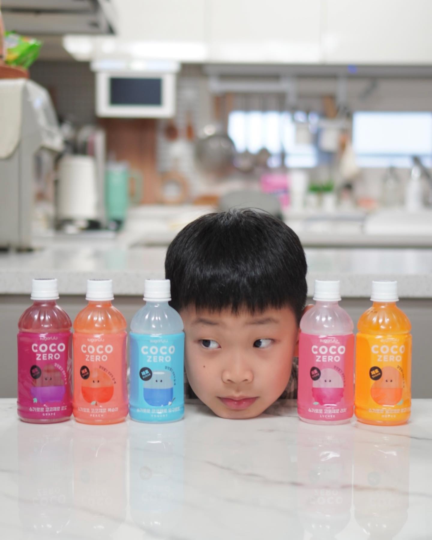 #협찬 

제로 맛집 브랜드 슈가로로의 국내 유일 무설탕 코코넛젤리 음료, 코코제로 새로운 맛 3종 출시 소식 듣고 바로 만나봤어요 ˃̵͈̑ᴗ˂̵͈̑

말랑 쫄깃하고 큼직한 무설탕 코코넛젤리(나타드코코)가 듬뿍 있어서 식감이 뭔가 재밌고, 식단관리(유지어터)할 때 입터짐 방지 간식템이나 사무실, 강의실 등 조용한 공간 등에서 꼬르륵 방지 간식템으로 강추 드려요.

당류 0g(신규 3종에 한함, 기존 2종은 1g)으로 당류&설탕 걱정 NO! 죄책감 없는 제로 칼로리 (100ml 기준 4kcal 미만은 제로 칼로리 표기 가능)로 부담 놉!!!

리치/포도/복숭아/망고/요구르트까지 총 5가지 맛으로 취향에 따라 골라 먹는 재미도 있고, 코코제로 요구르트 같은 경우에는 살짝 얼려서 샤베트로 먹어도 맛있고, 복숭아는 스파클링과 함께 코코피치 에이드로 만들어 먹는 재미까지! ˃̵͈̑ᴗ˂̵͈̑

#편의점신상 슈가로로 코코제로 리치/포도는 지금 편의점 1+1 행사중 (GS25, 이마트24)이니 놓치지 마세요.
*5월까지 1+1 지속 운영 (신규 3종은 입점 X)

설탕 1티스푼 생산 시, 물 14병이 소비된다는 사실 알고 계셨나요? 앞으로 슈가로로는 지속 가능하고 건강한 달콤함을 즐길 수 있도록 제로 라인업을 확대해나갈 예정이니 많은 관심 가져봅시다 (´▽`ʃ♡ƪ)

#슈가로로 #슈가로로코코제로 #코코제로 #저칼로리 #젤리음료 #간식 #간식추천 #유지어터 #질리추천 #편의점신상 #신상 #신제품 #제품리뷰 #제품후기 #식단 #식단관리 #헬뷰 #신상리뷰 #신상스타그램 #제로 #간식스타그램