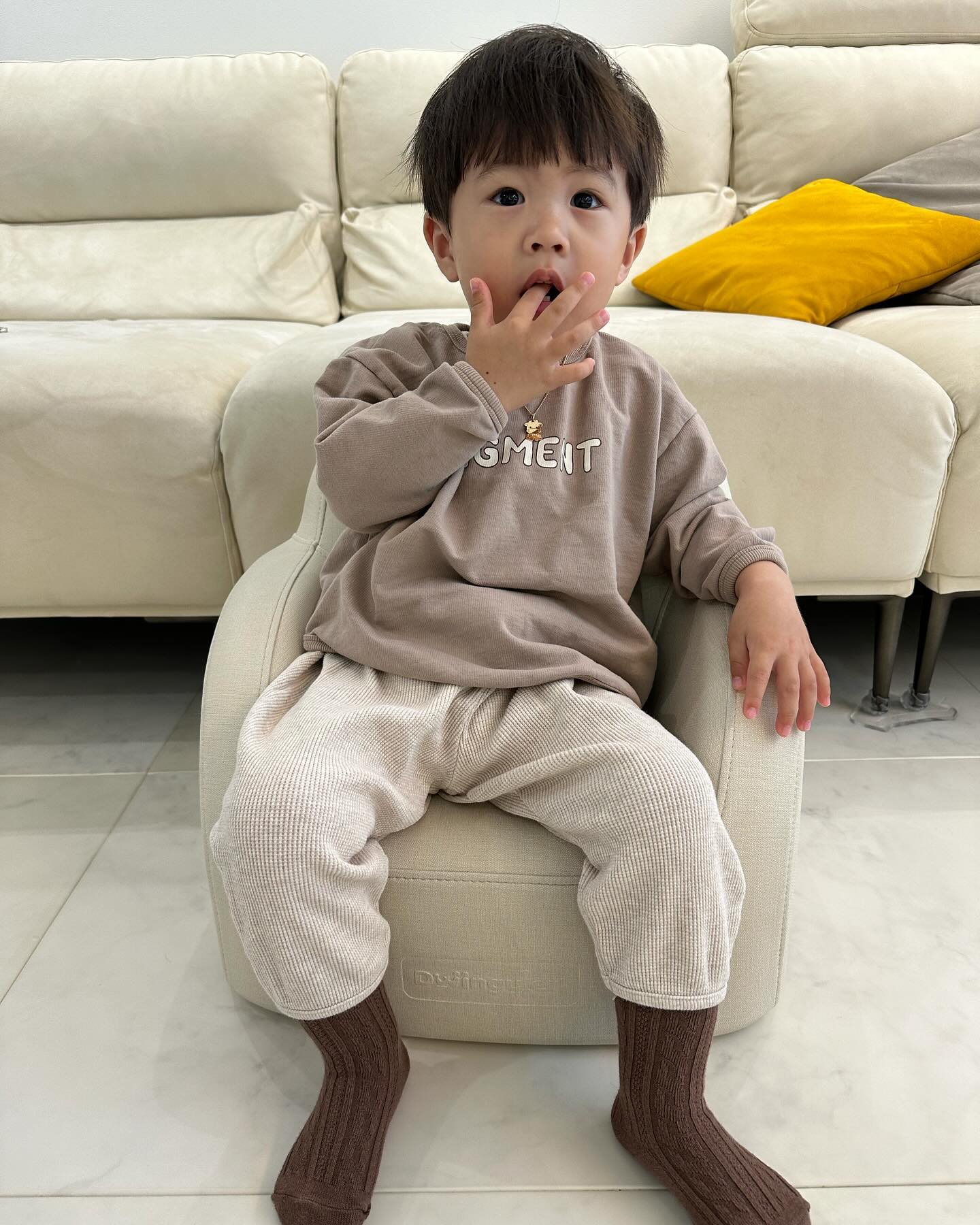 이수 오등완💛

#생후729일 #23개월아기 #어린이집 #등원룩 #아들룩 #오등완 

#아기옷은 #꽃담이네 flower_dam2market