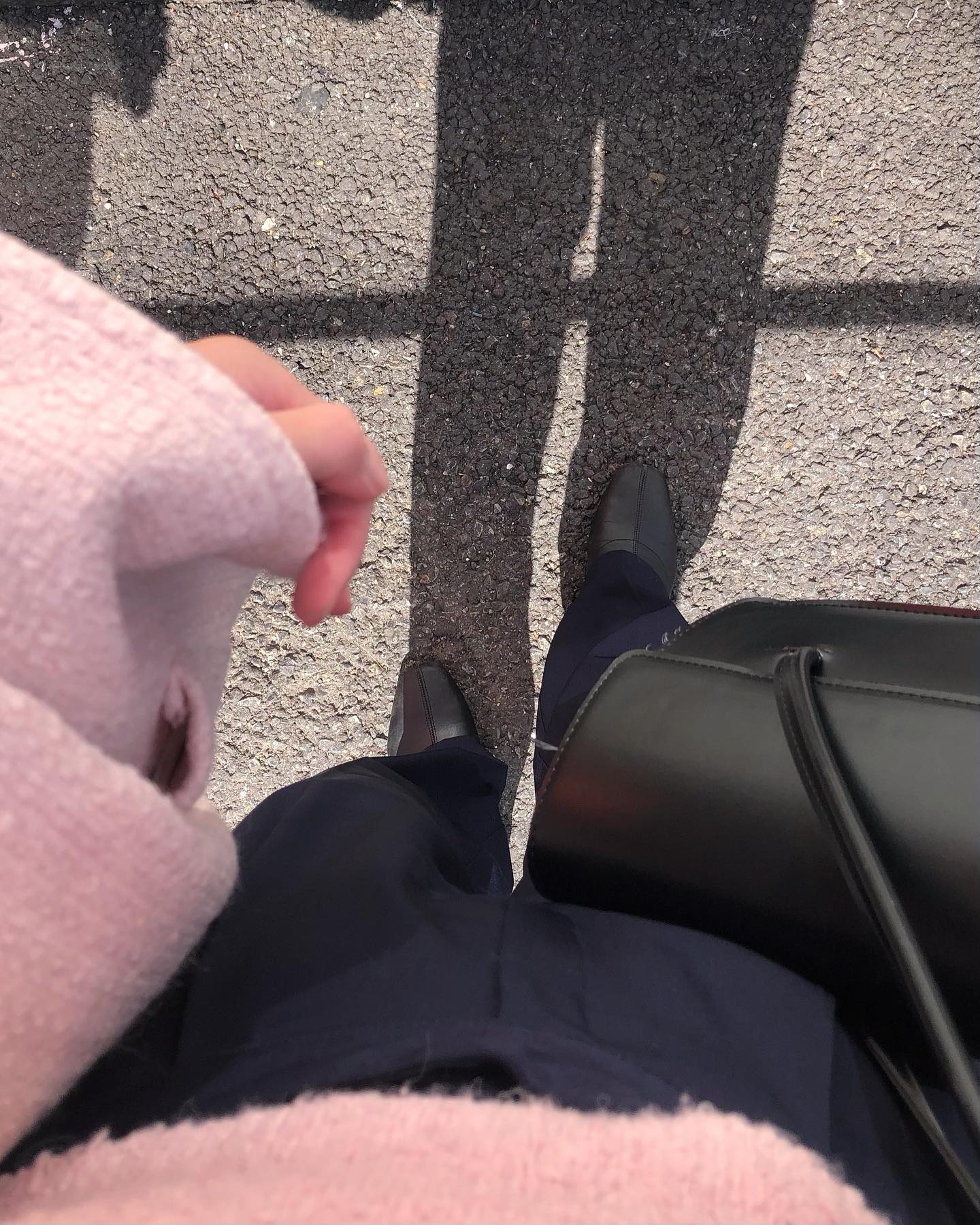 231009
날씨가 많이 쌀쌀해졌으나 아직 낮에 (나에게는) 트위드자켓 입기에 땀이 나는 정도로 덥더라(•́ɞ•̀),,
·
① 體感18度の韓國秋天ootd—短袖捲捲毛針織衫+毛呢外套
② 即便已經入秋了，但白天這樣穿還是熱到出汗🥵
③ #Peripera 的藥果新品快閃店🧡
④ 韓國雖然網路購物盛行，但實體的體驗行銷也不會放過！其中—快閃店就是一個例子💎利用限定的時間、場地，快速吸引消費者的目光，甚至有時除了可以體驗商品，還能領小禮物或是享有消費優惠✨如果剛好來韓國玩有遇到喜歡的品牌在辦活動，推薦各位可以體驗看看！
