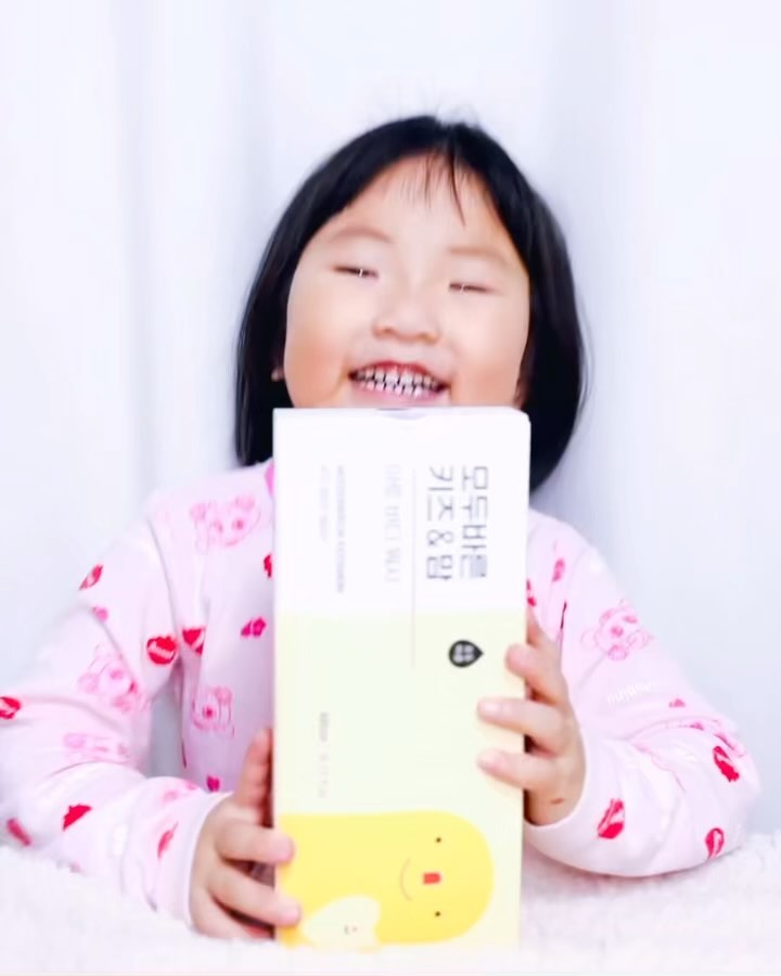#협찬 #모두바른 키즈&맘 바디워시

모두바른에서 앞서 보여드린 트리트먼트와 아이와 엄마가 다같이 쓸 수 있는 모두바른 키즈&맘 바디워시도 선물해 주셨어요! 
🫧🫧🫧🫧🫧🫧🫧🫧🫧

저는 보통 쪼아 씻길때에 바디워시를 잘 사용하지 않아요. 
워낙에 조아가 건조해서 바디워시 사용하면 
더 건조해 지는거 같더라구요! 🥺

그런데 이번에 선물받은 모두바른 키즈 &맘 바디워시 
알아보니 사용후에 수분 보습감을 느낄 수 있는 
제품이라고 하더라구요. 👏🏻👏🏻👏🏻

화해 어플 화화설문 에서도 사용감 만족도 99%를 
받은 것으로 믿음이 가는 제품이었어요~ 💕

또 임산부나 수유부분들 그리고 아이들까지 안심하고 사용할 수 있도록 실리콘성분, 인공색소 등이 들어가 있지 않은제품입니다.😀

그리고 더마테스트 ‘exellent’ 등급, 저자극 인증받고,ewg등급 올그린등급인 모두바른 키즈&맘 바디워시는 무향이라서 더욱 편하게 사용할 수 있었어요!! 🤔

이렇게 안심하고 사용할 수 있는 바디워시로 인증받은 모두바른 키즈&맘 바디워시로 쪼아와 즐거운 목욕시간 보낼게요!😆😆😆

쪼아도 매끈 매끈한 피부 만져보고선 너무 좋아했어요!! ❤️

Thanks.

modoobr.kr modoobareun

https://smartstore.naver.com/modoobr

#협찬 #모두바른 #약산성 #무실리콘 #무실리콘바디워시 #순한바디워시 #임산부바디워시 #유아바디워시 #어린이바디워시 #육아필수템 #유아화장품 #아들맘 #딸맘 #육아맘 #딸맘소통 #아들맘소통 #출산준비 #산모선물