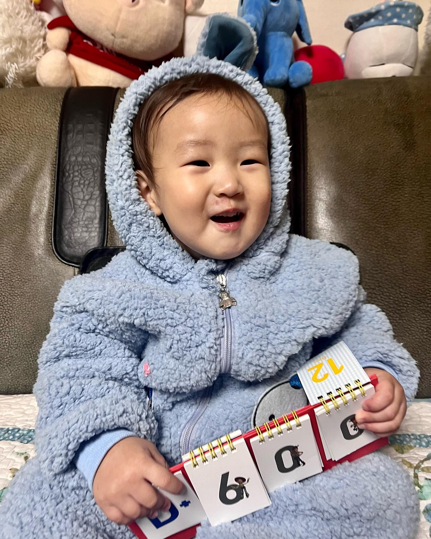 우리 재민이 600일 축하해❤️

언제나 미소로 엄마 충전해주는 배터리
요즘 자기주장 강해져서 고집쟁이가 됐지만,
그래도 엄마 힘들때 쓰담쓰담해주고,
정리정돈 해주는 예쁜 우리 아기💗
600일 동안 건강하게 이쁘게 행복하게 자라줘서 고마워

많이 못놀아주고, 못챙겨줘서 한없이 미안한 엄마…
그래도 언제나 밝은 미소로 엄마 사랑해줘서 고마워
언제나 지금처럼만 많이 아프지말고 웃을 수 있게
엄마아빠가 노력할께❣️
부족하고 서툴지만 따뜻한 부모가 될 수 있게 노력할께
우리 너무너무 사랑하는 막내 재민이
정말정말 너무너무 사랑해 

#600일 #우리아들600일 #축하해고마워 #지금처럼만 #조금더노력할께 #누나들에비해너무방치 #미안하다아들 #지금처럼만 #따끗한웃음이 #언제나함께하길 #쥐띠아기 #쌍둥이맘 #딸둥이 #이란성 #생후1191일 #호랑이띠맘 #생후600일