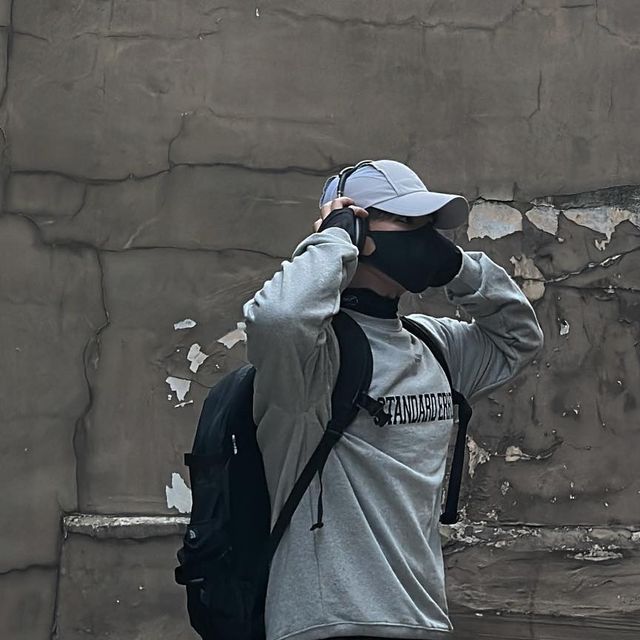 박창희 🧢 스트릿 • 캐주얼 • 미니멀 on Instagram: "나 김덕구 오늘도 노래를 들어🫡 . . #협찬 @standarderror_official 스포티하며 힙한 감성의 맨투맨-! 신축성이 좋아 운동하러 갈때도 매력만점