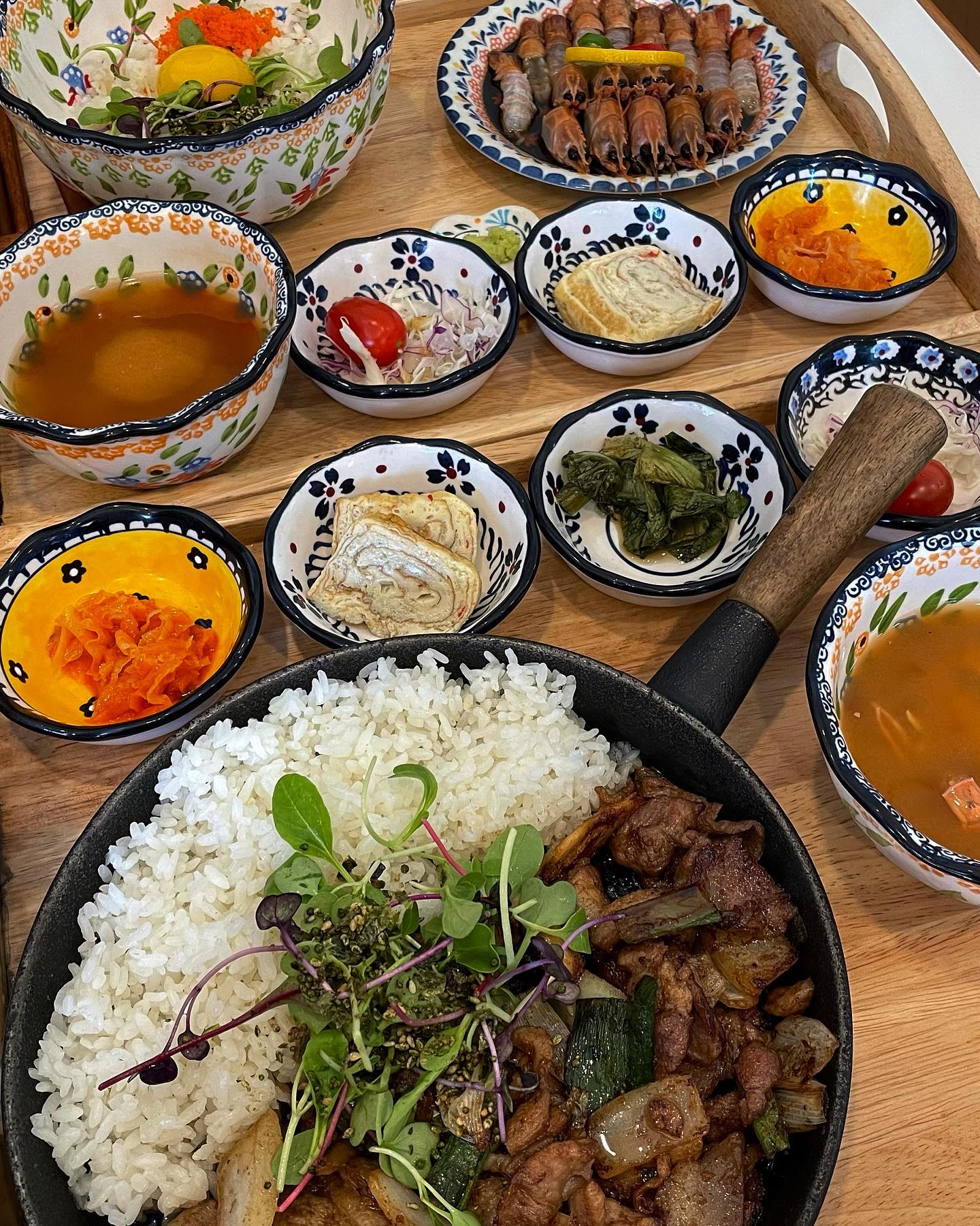 행궁애월

✔️간장제육 덮밥 (12,000)
매장 앞에서부터 제주 컨셉 인테리어, 평범하지 않은 메뉴들에 눈길이 가서 들어가본 매장이에요 ! 달콤짭잘하게 양념된 돼지 앞다리살을 직화로 구워 무순과 함께 섞어 먹을 수 있어 더 맛있었어요 

✔️딱새우장 정식 (16,000)
제주도 연안에서 잡은 싱싱한 딱새우를 특제 간장소스에 숙성시켜 날치알밥과 함께 먹는 정식. 딱새우만 그냥 먹어봤는데 짜지 않고 살이 토실토실한 게 느껴져서 맛있었어요 •͈ᴗ•͈ 추가로 톡톡 튀는 날치알까지 !!!! 주문하길 잘했다고 생각한 메뉴입니다 !

#간장제육덮밥 #딱새우장정식 

📍경기 수원시 팔달구 화서문로46번길 3
.
.
.
#행궁애월 #행궁동맛집 #행궁동한식 #수원맛집 #먹스타그램 #먹스타맞팔 #foodstagram #인스타 #좋아요 #likeforlikes #좋아요반사 #좋반 #선팔 #맞팔 #선팔하면맞팔 #먹스타좋반