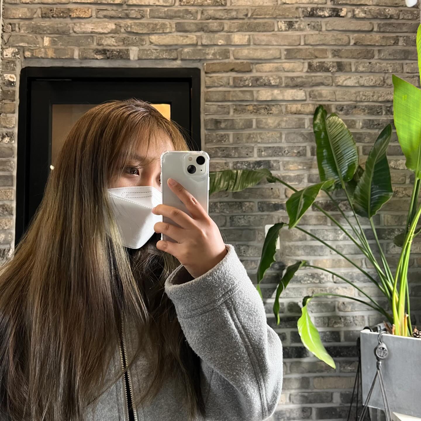 최근에 애지중지하게 5년동안 기른 긴머리를 컷트했어요💇‍♀️
중간에 상한머리 손보긴했지만 이렇게 단발로 컷한게 세어보니 5년만이더라구,, 
2년전 결혼하고 꼬압이 가졌다는걸 알았을때 진짜 기쁨도 잠시 많이 힘들었을때 편하게 머리컷트해야지하면서 컷트도 의미를 담아 어떻게하지하면서 찾아봤는데 기부를 할수있다는사실 알게됨 
기존에는 검은 긴 생머리만 허용했으나 지금은(2년전 검색했을당시) 염색모, 탈색모, 파마모 모두 허용해주길래 그래 이거다하면서 미용실갔는데 길이 살짝 모자르다고 좀 더 기르고 하실래요? 아님 지금 그냥 컷트할까요? 하길래 내가 또 ‘의미있게’를 좋아해서 좀 더 기르고 올게요하고 매직만하고 나와버림 
그렇게 임신시절 미용실 한번 댕겨오고 출산하고 육아 중으로 미용실 못가고 그렇게 올해 도블리 첫생일맞이하여 같이 미용실 갈라했는데 도블리 아프고 남편아프고 나까지 아파버려서 미루다미루다 끝내 2월 어느날에 온가족같이 미용실 방문
당차게 사장님 저 머리기부할거예요!하면서 의자에 앉아서 컷트를 기다리는데 다른때 ’아까워‘보다 ‘드뎌 뜻깊은일을 할수있네’가 더 컸던 나의 긴머리컷트 
진짜 너무너무 어색하고 불편하지만 그래도 결혼하고 임신•출산하고 한아이의 엄마가로 아닌 연이라는 사람으로 좋은일한것같아 기쁘고 설레이더라 
큰 기부는 아니지만 나의 인생 두번째기부 무언가 뜻깊고 의미있어서 좋아🫶🏻 

#기부 #머리카락기부 #뜻깊은시간 
#동시통역사 #사법통역사 #국제부부