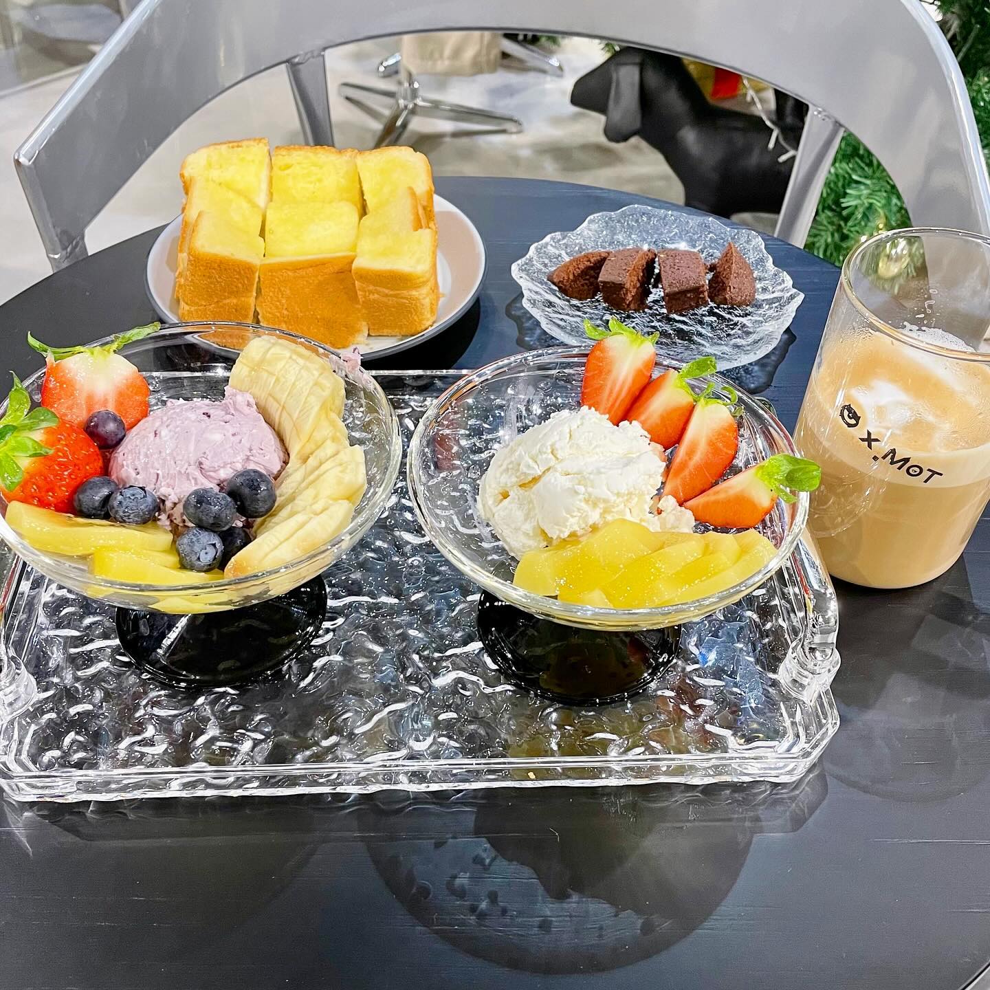 #광고 압구정에서 꼭 들러야 하는 곳?
’XMoT CAFE‘ 필수 코스지!

50평 규모의 압구정 로데오 카페 XMoT
유러피안 미니멀리스트 스타일의 여성의류매장인데
그릭요거트와 갓 구운 베이커리 컨셉의 샵인샵 카페로
쇼핑을 하면서 디저트를 먹을 수 있는 이색 카페다.

게다가 애견패션도 함께 하는 브랜드라
반려견과 함께 쇼핑을 할 수 있고!

xs/s size 만 디자인 제작하고 있으니 참고~

#XMOT #압구정로데오 #패션매장 #유러피안미니멀리스트스타일 #XSSIZE여성의류 #SSIZE여성의류 #압구정로데오필수들려야하는곳 #애견패션 #압구정스타일 #압구정 #로데오 #압구정데이트 #압구정옷가게 #압구정카페 x.mot_studio