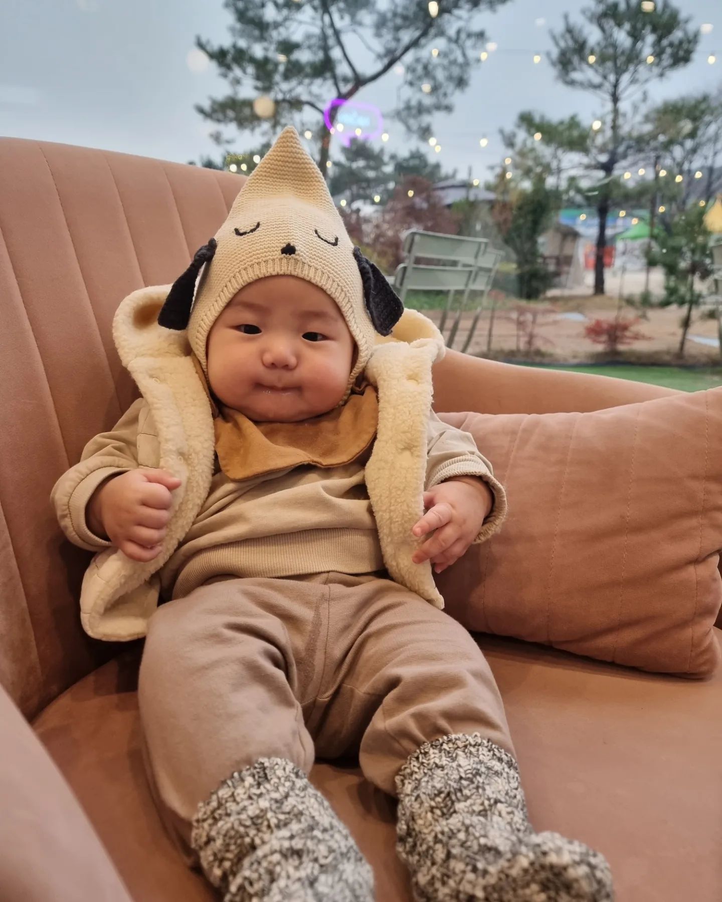 #협찬 이예요🖐 
.
.
아가들 데리고 다녀왔던 아띠랑스키즈풀빌라🩵
생각보다 넓고 따뜻했던 온수퓰!
미온수로 아이들 놀기에도 딱좋았고 
수영장이 2층에 따로 있어서 엄청 넓고 좋았어요
구명조끼에 공도 있고 심지어 물총도있어서
물놀이 한참했는데  온수 유지 시스템이 있어서 
따뜻하게 오래 놀아 좋았어요👍
내부에는 미니 정글짐과 포켓몬으로 꾸며진 룸이 있었는데
아이들 취향저격이더라구요~~~
사장님도 엄청 친절하시고 아이들데리구 가니 짐이 정말 한차였는데
짐 옮기는것도 도와주시고 💚💚
아침되니 눈이 소록소록오는데 운치가...🎄
.
.

#경기키즈풀빌라#경기도포천펜션#경기도키즈풀빌라#포천가볼만한곳#경기도펜션추천#서울근교펜션#서울근교키즈펜션#서울근교풀빌라#서울근교키즈풀빌라#포천키즈펜션#포천키즈풀빌라#경기도수영장펜션#경기도수영장풀빌라#서울근교가족펜션#서울키즈풀빌라#서울키즈펜션#서울펜션#서울풀빌라#서울펜션추천#아띠랑스키즈풀빌라