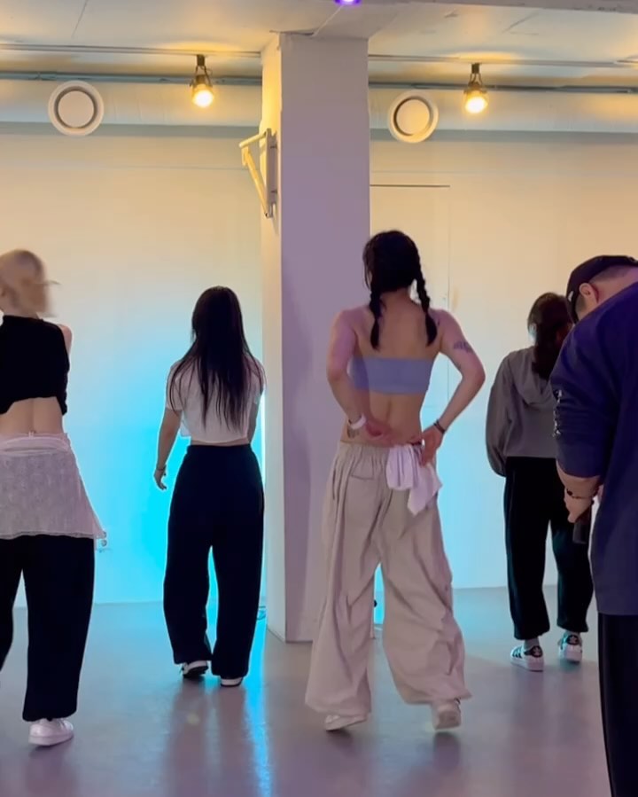 쌤이랑 같이 여름 맞이하기💙
(Choreo by _soyuland_ )

S- xhyolynx : BAE

#choreography #soyulchoreography #uplydancestudio #효린 #bae #dance #10 #십오살 #여름 #쌤사랑해요 #스승의날