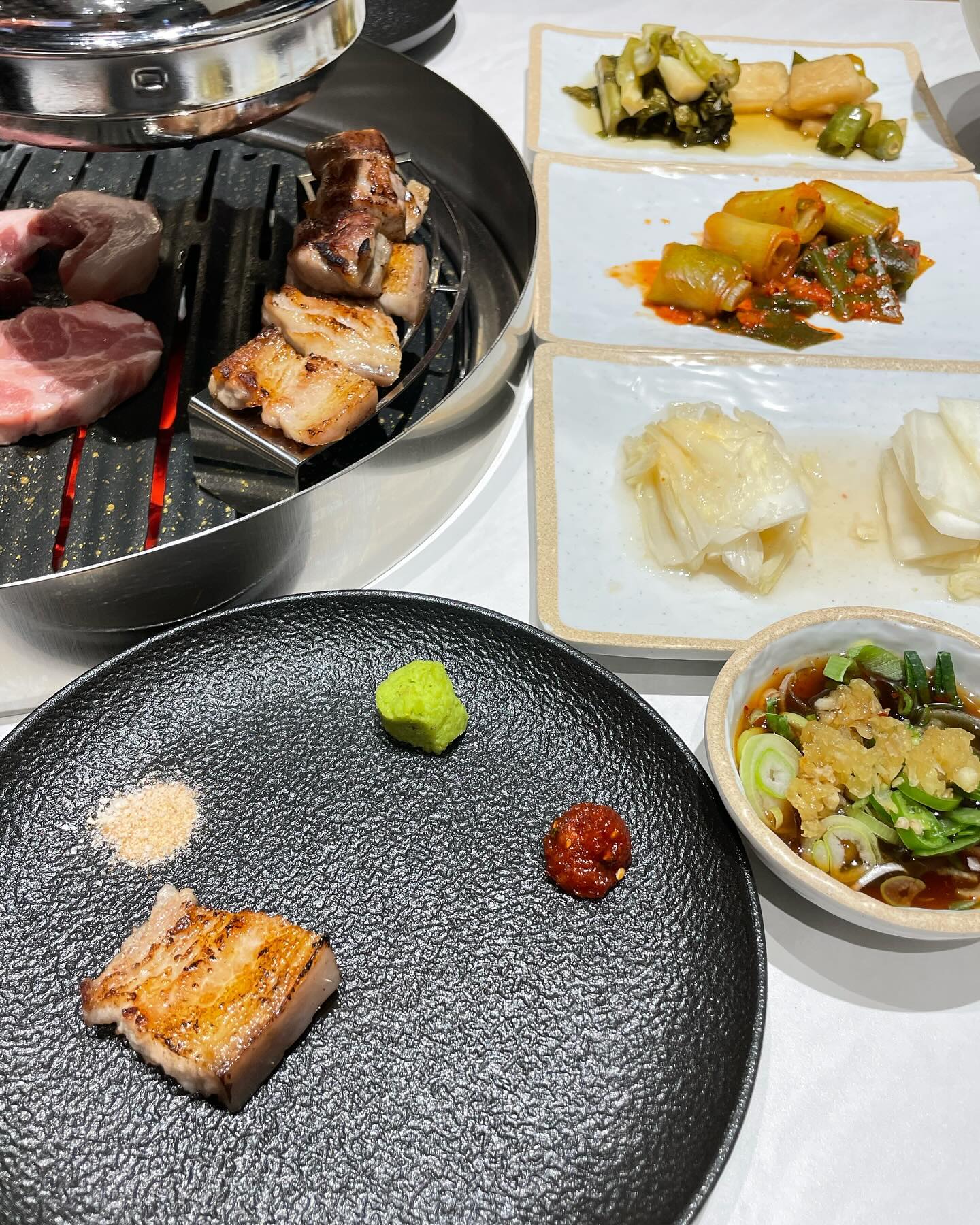 #협찬 

다이아몬드 소금에 숙성시킨 돈백갈비는 한 입 먹자마자 와 엄청 부드럽고, 기본 간이 되어있어서 그냥 먹어도 너무 고소하고 마이떠,,😋
같이 나온 소스류로 보리새우소금, 청어알젓도 맛있었는데 육장소스에 찍어 먹는게 진짜 완전 맛있더라구요! 

황게탕은 큼지막한 황게가 들어가있는데 국물이 술을 부르는 맛이지 후후😏
밥 하나 시켜서 죽처럼 먹기 😋

백김치쌀국수는 시원하고 깔끔하고 그냥 후루룩 다 흡입함 ㅜ

직원분들도 친절하셔서 좋았고, 2층에는 룸형식으로 되어있어서 프라이빗하게 가족모임이나 회식하기 싹임!

baekgalbi 
 #정자역맛집 #정자역고기집 #정자동맛집 #분당맛집 #분당고기집 #우대갈비맛집 #백갈비맛집 #마장돈백갈비 
 #정자역회식 #정자동회식 #정자역모임